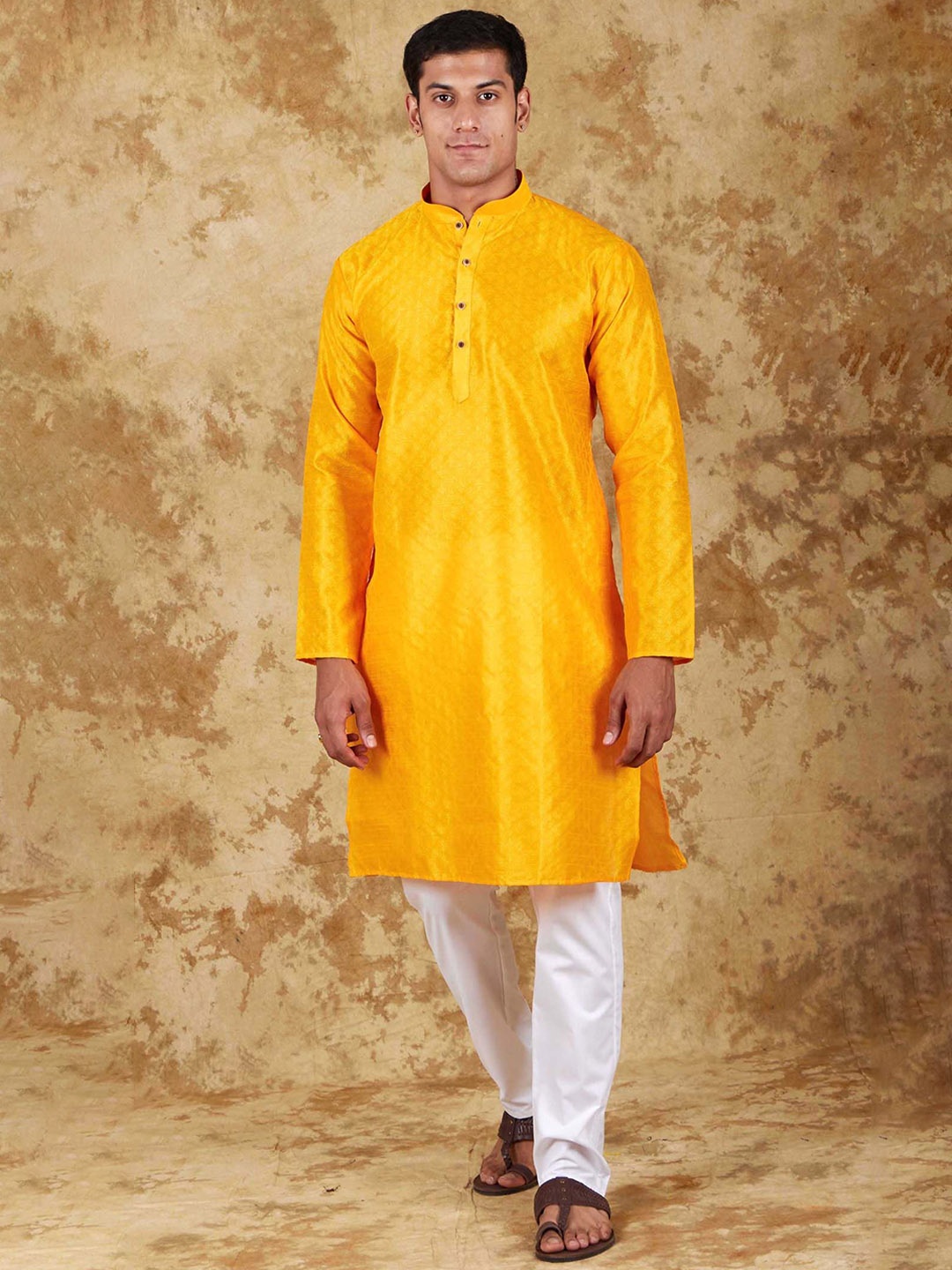 BLUESAANCHI Ethnic Motifs Woven Design Mandarin Collar Straight Kurta With Trousers, Yellow
BLUESAANCHI Ethnic Motifs Woven Design Mandarin Collar Straight Kurta With Trousers, Yellow