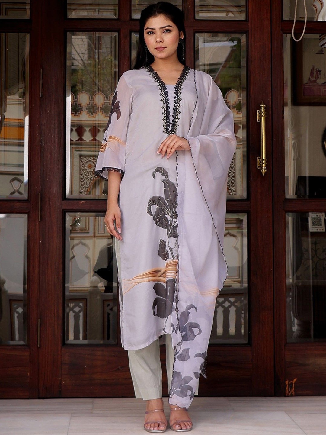 VAASVA JAIPUR Floral Printed Beads & Stones Straight Kurta With Trousers & Dupatta, White
VAASVA JAIPUR Floral Printed Beads & Stones Straight Kurta With Trousers & Dupatta, White