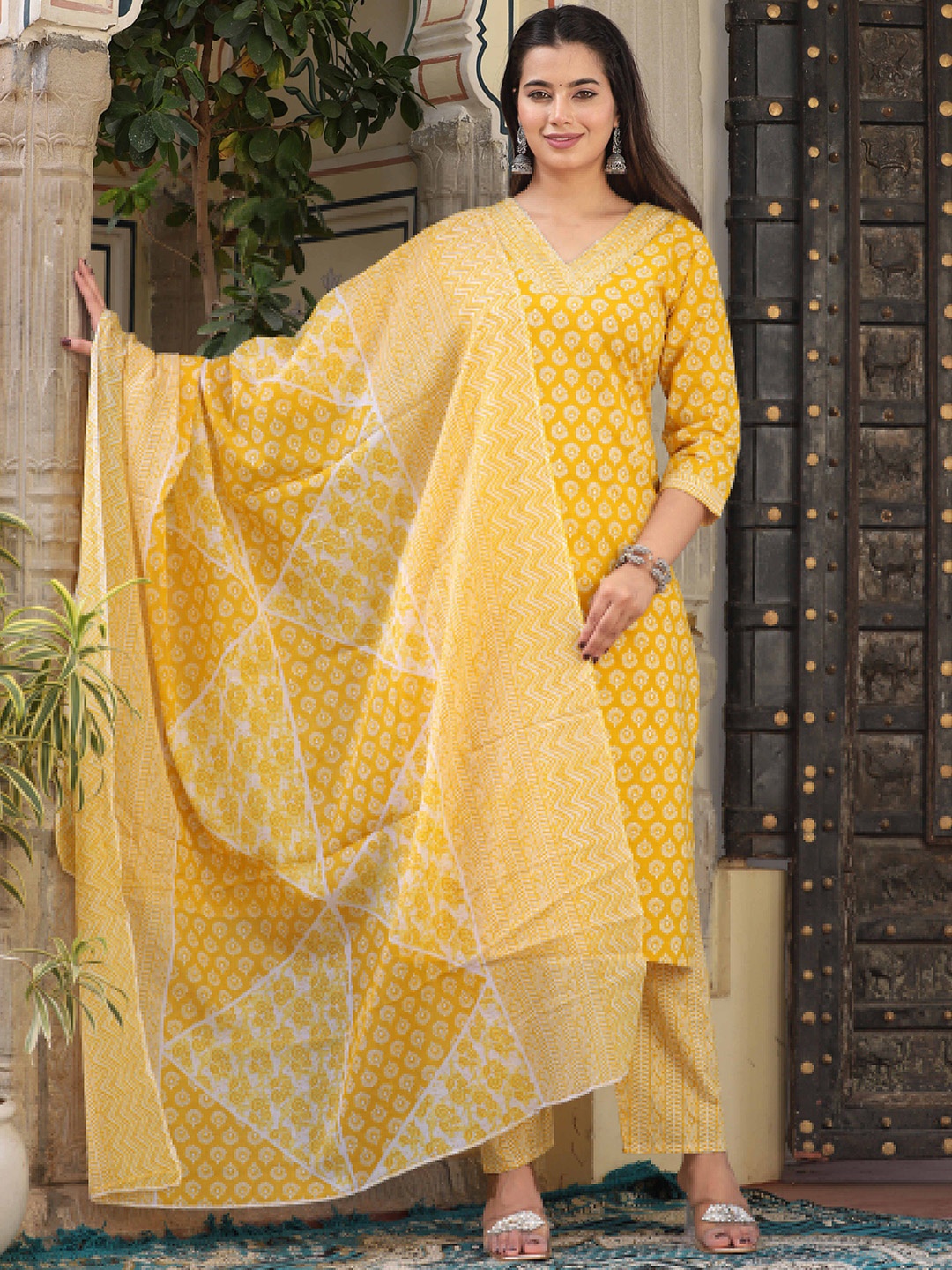 SINGNI Ethnic Motifs Printed Pure Cotton Straight Kurta with Trousers & With Dupatta, Yellow
SINGNI Ethnic Motifs Printed Pure Cotton Straight Kurta with Trousers & With Dupatta, Yellow
