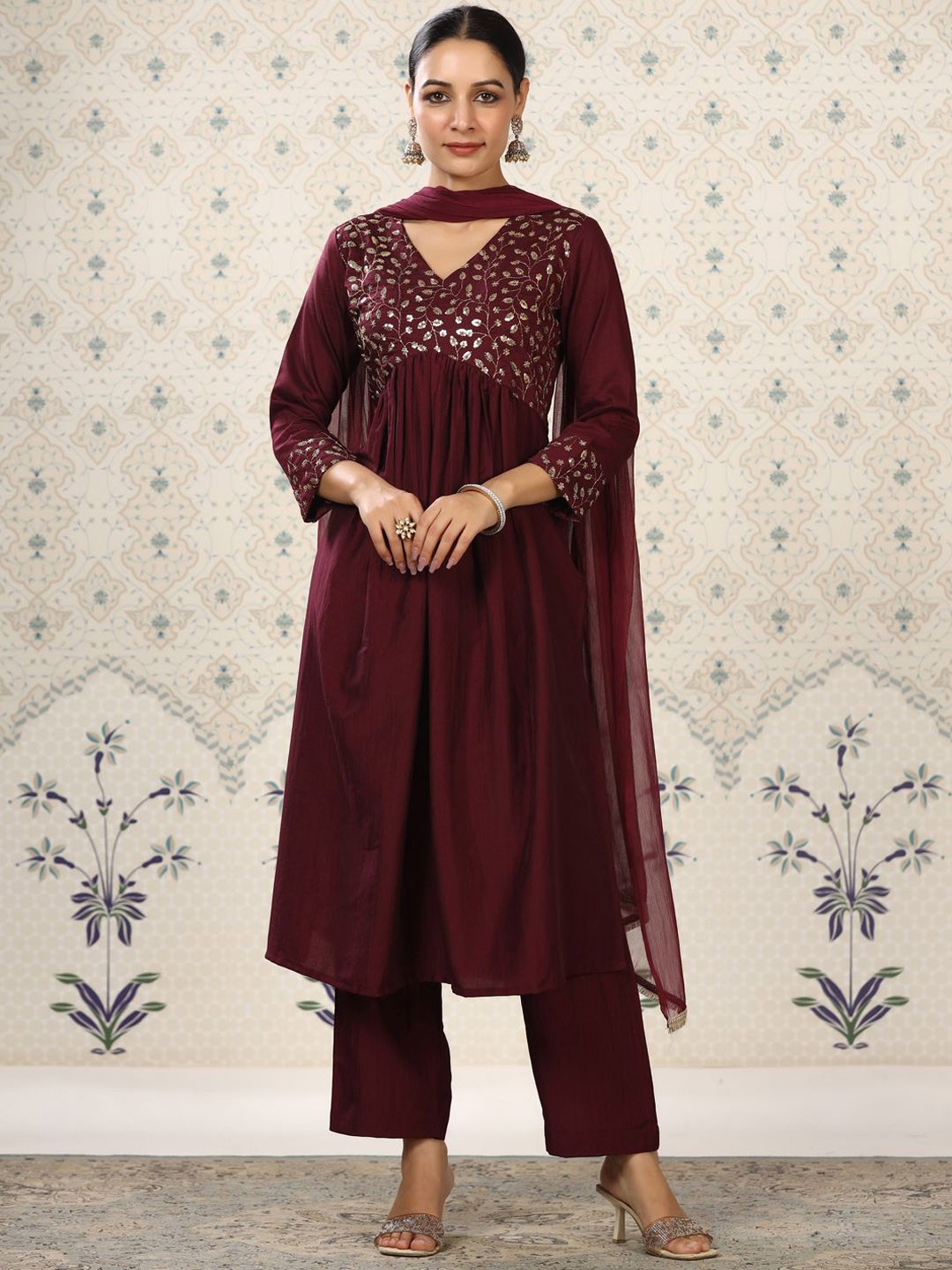 Ode by House of Pataudi Yoke Design Pleated Sequinned Kurta with Trousers & Dupatta, Purple
Ode by House of Pataudi Yoke Design Pleated Sequinned Kurta with Trousers & Dupatta, Purple