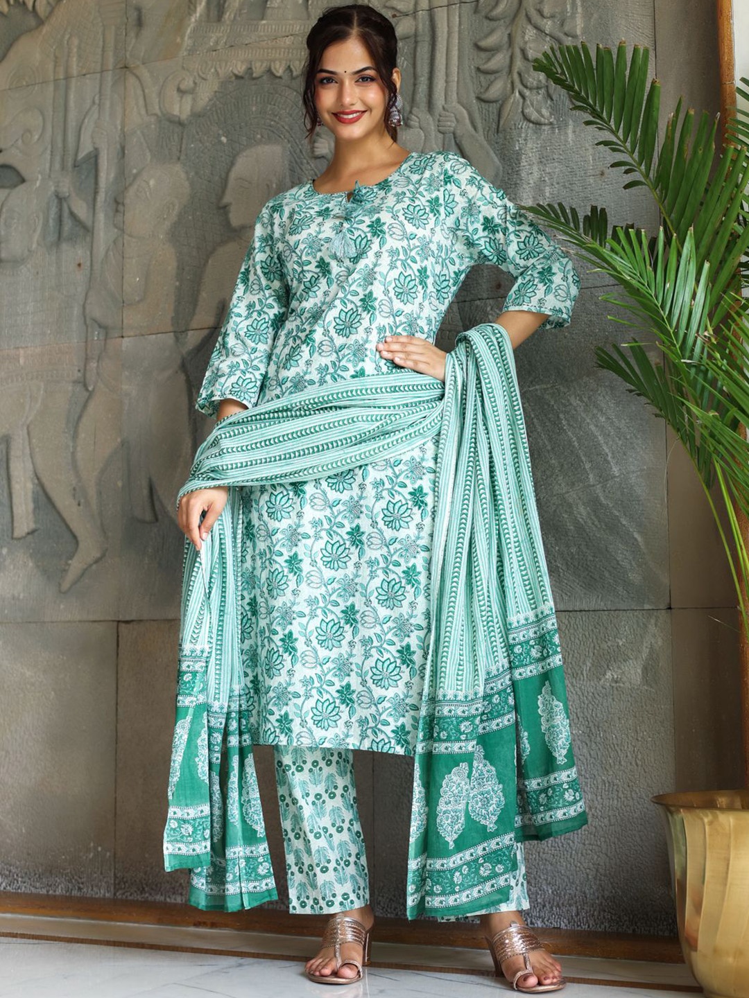 Anouk Floral Printed Tie-Up Neck Pure Cotton Straight Kurta With Trousers & Dupatta, Green
Anouk Floral Printed Tie-Up Neck Pure Cotton Straight Kurta With Trousers & Dupatta, Green