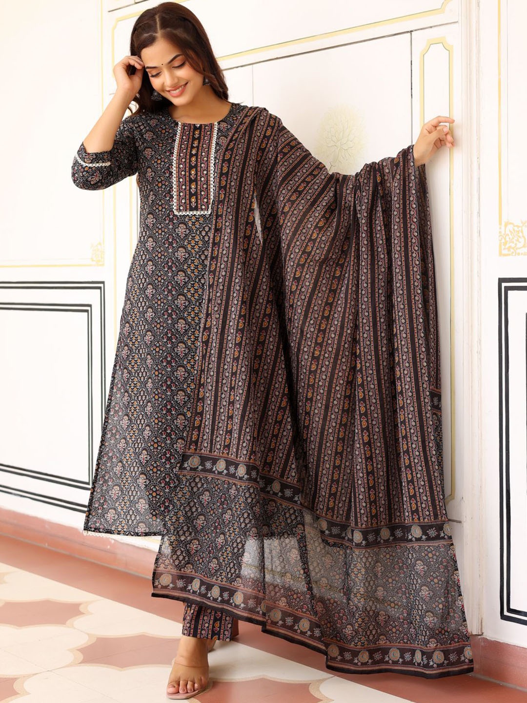 Anouk Floral Printed Round Neck Pure Cotton Straight Kurta With Trousers & Dupatta, Black
Anouk Floral Printed Round Neck Pure Cotton Straight Kurta With Trousers & Dupatta, Black