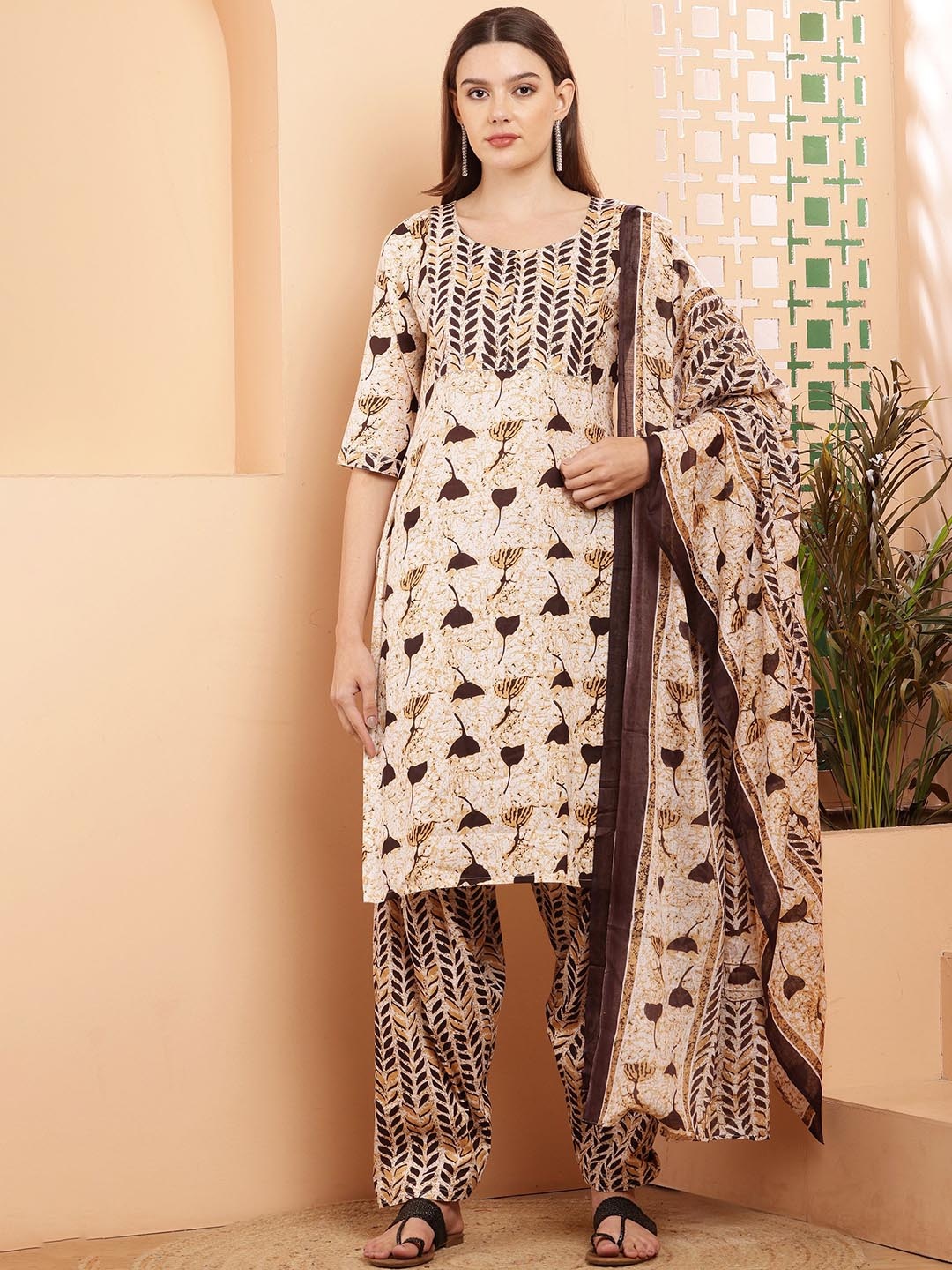 MAGMINA Ethnic Motifs Printed Regular Gotta Patti Pure Cotton Kurta with Salwar & Dupatta, Brown
MAGMINA Ethnic Motifs Printed Regular Gotta Patti Pure Cotton Kurta with Salwar & Dupatta, Brown