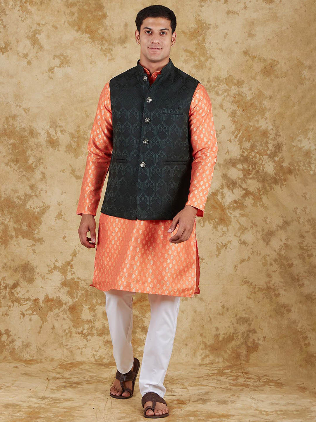 BLUESAANCHI Ethnic Motifs Woven Design Mandarin Collar Kurta With Trousers & Nehru jacket, Orange
BLUESAANCHI Ethnic Motifs Woven Design Mandarin Collar Kurta With Trousers & Nehru jacket, Orange