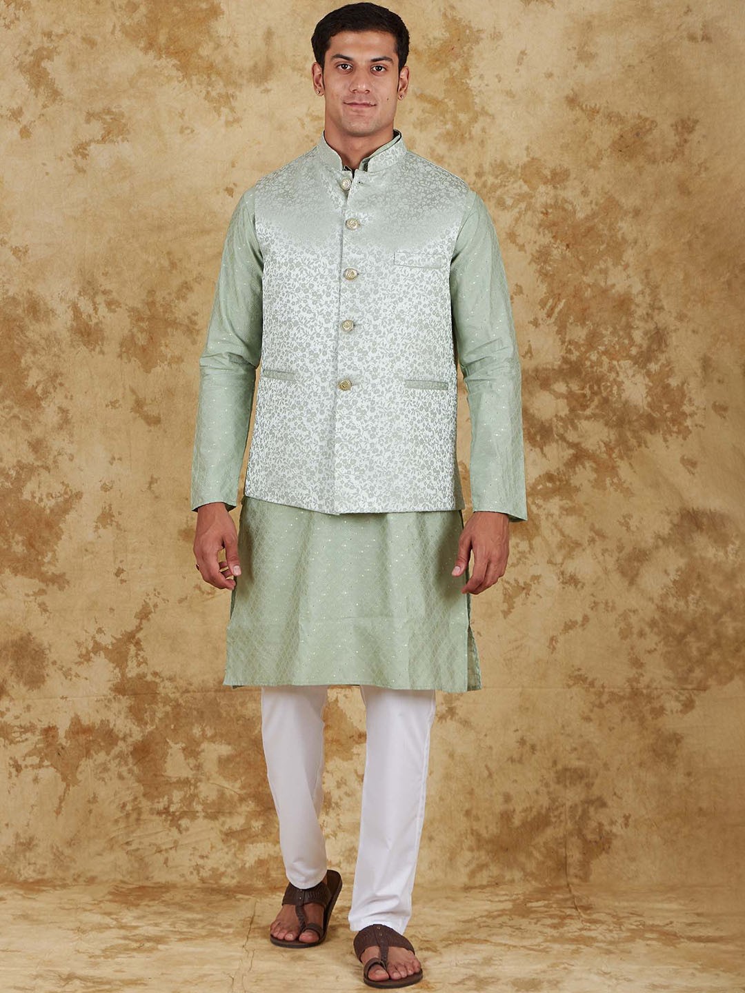 BLUESAANCHI Ethnic Motifs Woven Design Straight Kurta With Trousers & Nehru jacket, Green
BLUESAANCHI Ethnic Motifs Woven Design Straight Kurta With Trousers & Nehru jacket, Green