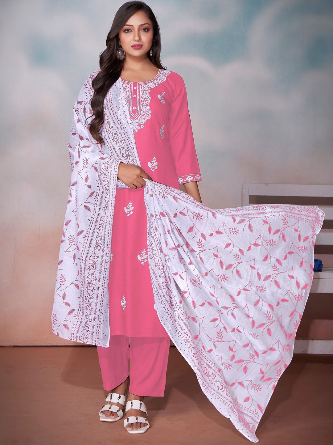 Label Khoj Floral Embroidered Regular Thread Work Kurta with Trousers & Dupatta, Pink
Label Khoj Floral Embroidered Regular Thread Work Kurta with Trousers & Dupatta, Pink