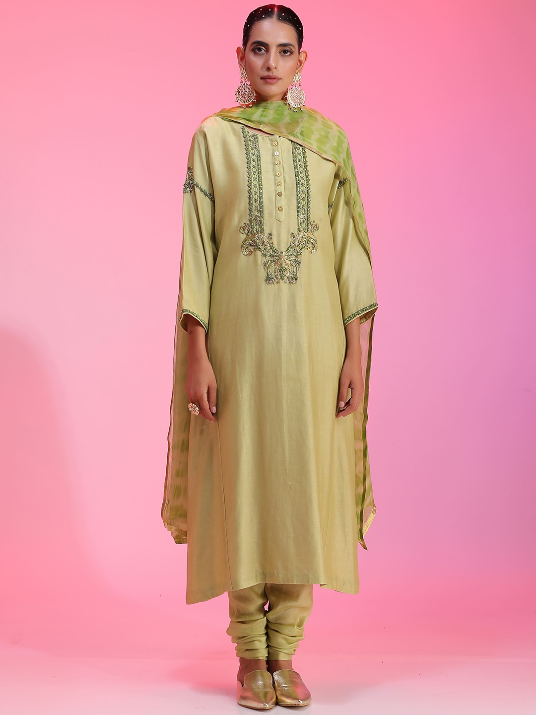 KUDI PATAKA Floral Embroidered Thread Work Chanderi Silk Kurta with Churidar & Dupatta, Green
KUDI PATAKA Floral Embroidered Thread Work Chanderi Silk Kurta with Churidar & Dupatta, Green