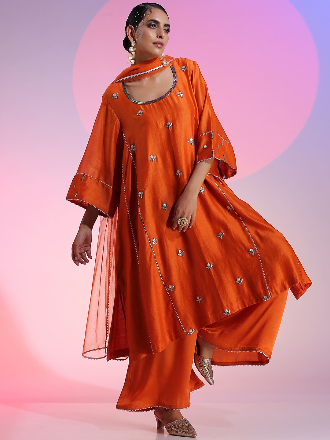 KUDI PATAKA Floral Embroidered Thread Work Chanderi Silk Kurta with Trousers & Dupatta, Orange
KUDI PATAKA Floral Embroidered Thread Work Chanderi Silk Kurta with Trousers & Dupatta, Orange