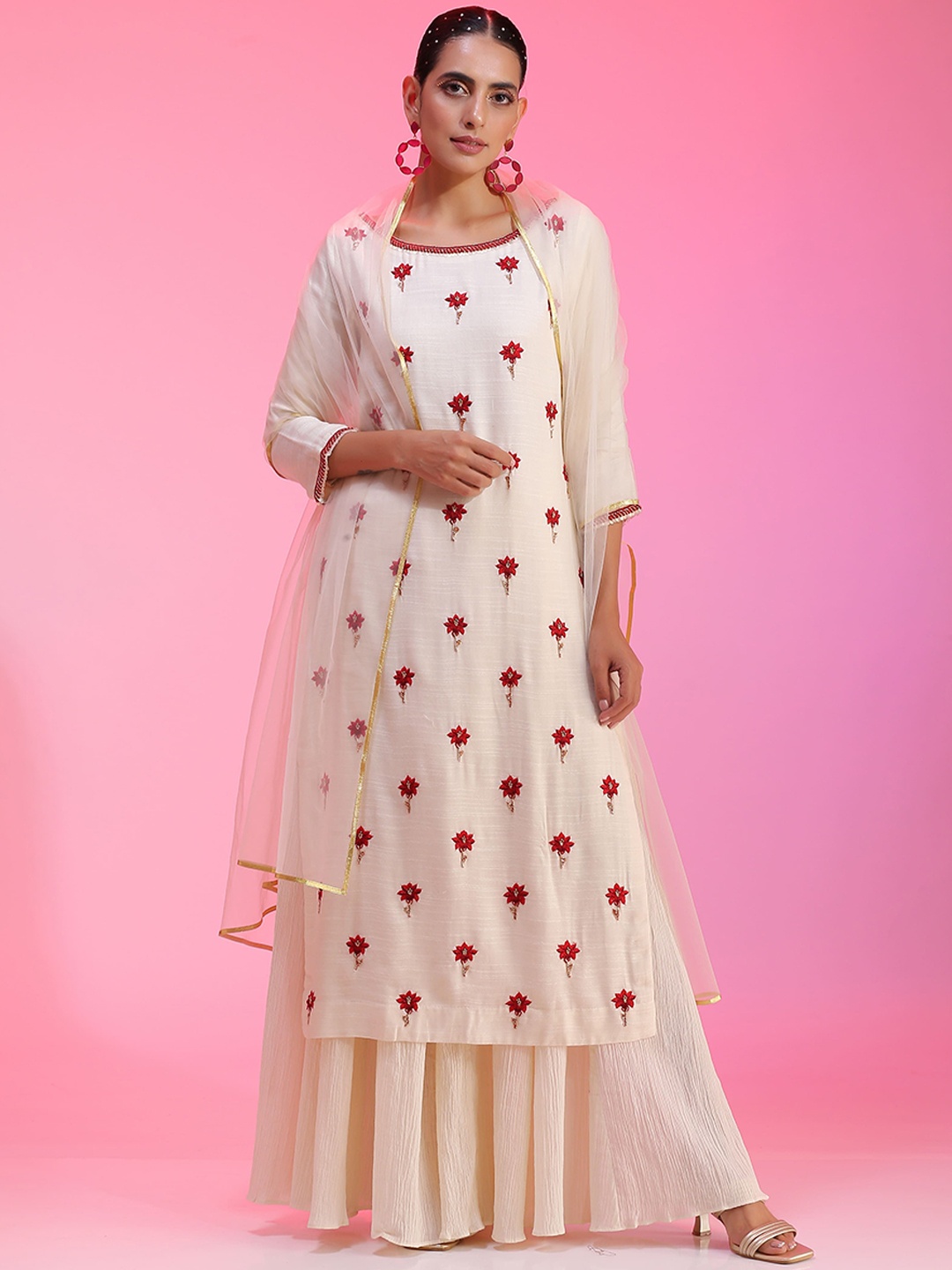 KUDI PATAKA Floral Embroidered Regular Thread Work Kurta with Palazzos & With Dupatta, Off white
KUDI PATAKA Floral Embroidered Regular Thread Work Kurta with Palazzos & With Dupatta, Off white