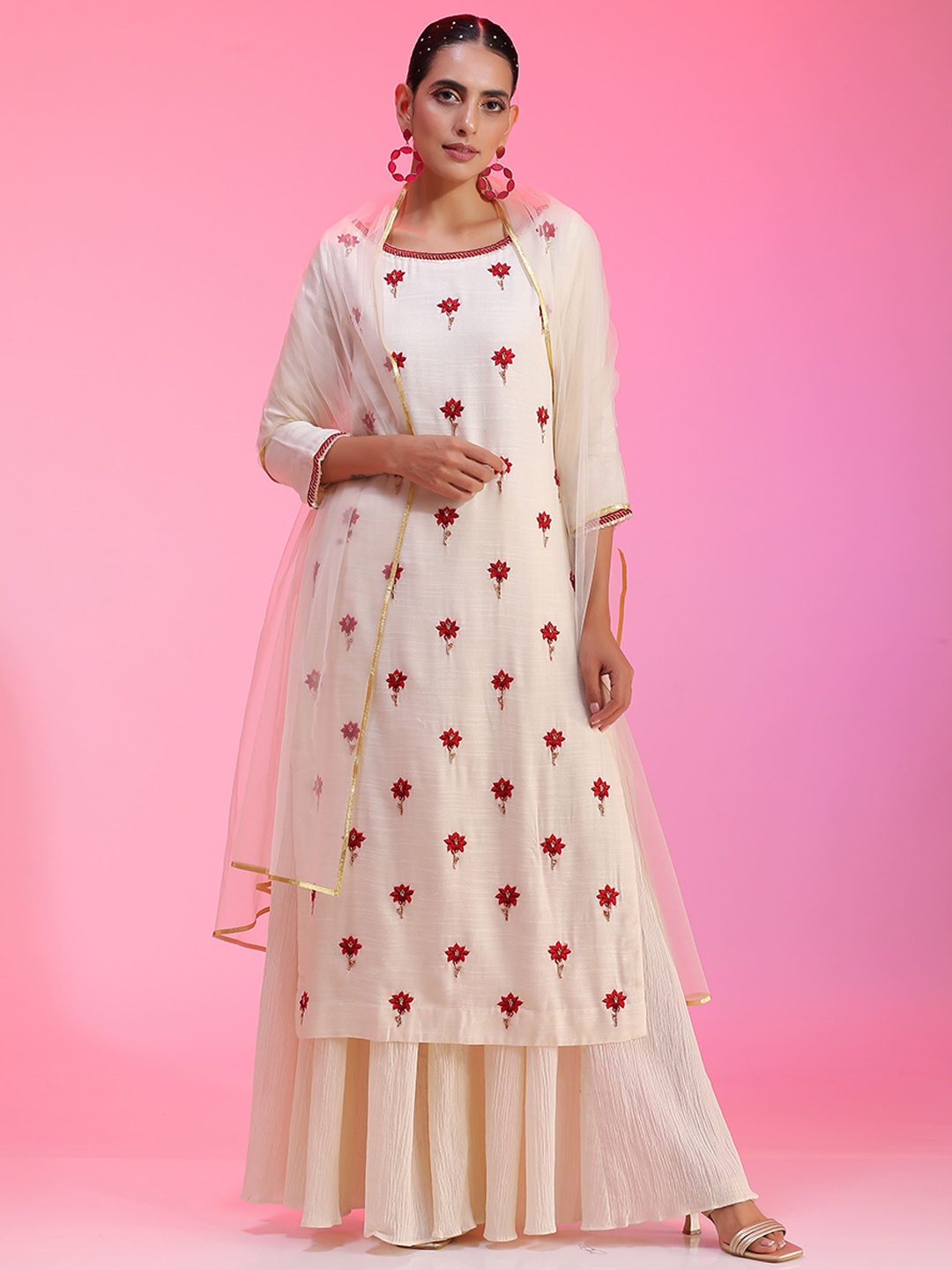 KUDI PATAKA Floral Embroidered Regular Thread Work Kurta with Palazzos & Dupatta, Off white
KUDI PATAKA Floral Embroidered Regular Thread Work Kurta with Palazzos & Dupatta, Off white