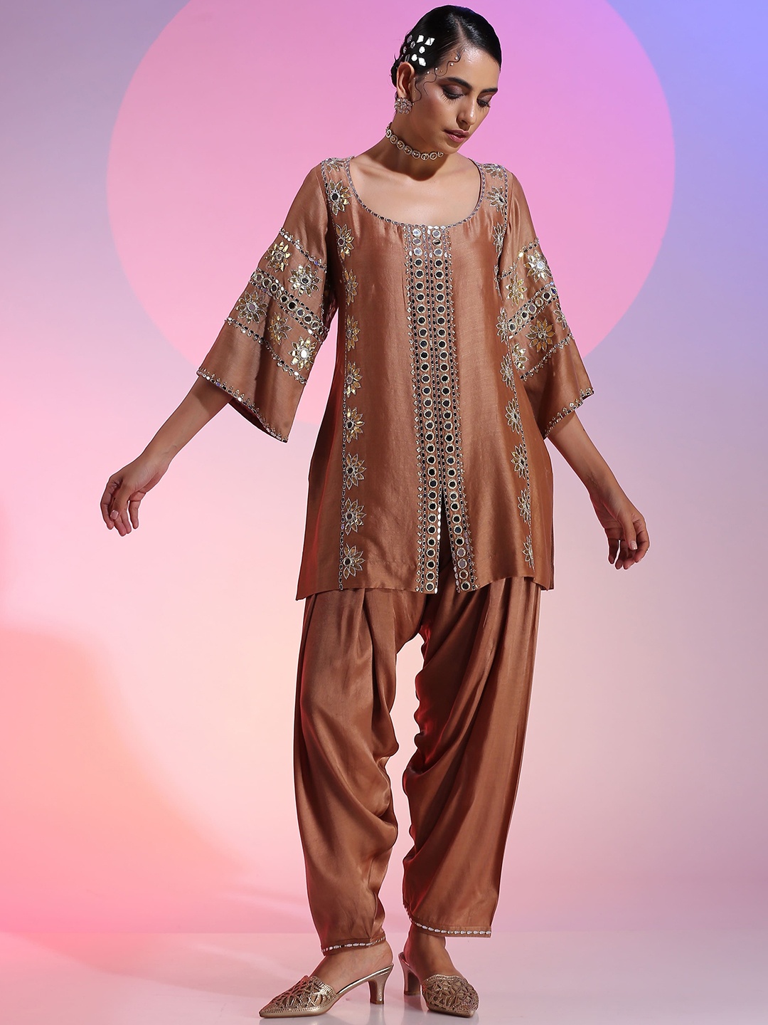 KUDI PATAKA Floral Embroidered Regular Sequinned Chanderi Silk Kurta with Salwar & Dupatta, Brown
KUDI PATAKA Floral Embroidered Regular Sequinned Chanderi Silk Kurta with Salwar & Dupatta, Brown