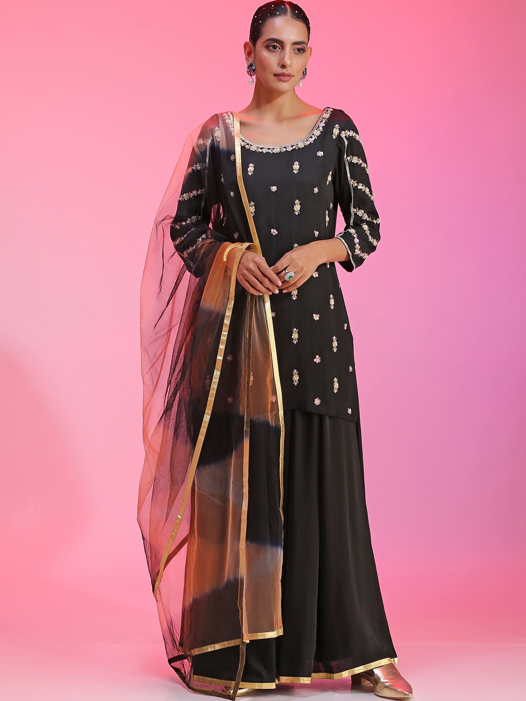 KUDI PATAKA Floral Embroidered Regular Thread Work Kurti with Palazzos & Dupatta, Black
KUDI PATAKA Floral Embroidered Regular Thread Work Kurti with Palazzos & Dupatta, Black