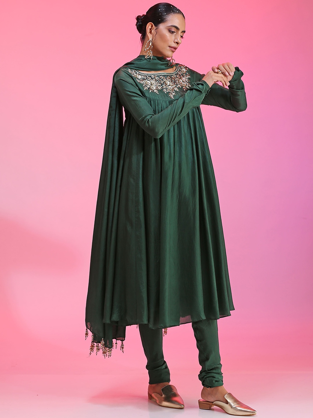 KUDI PATAKA Floral Embroidered Regular Sequinned Kurta with Churidar & Dupatta, Green
KUDI PATAKA Floral Embroidered Regular Sequinned Kurta with Churidar & Dupatta, Green