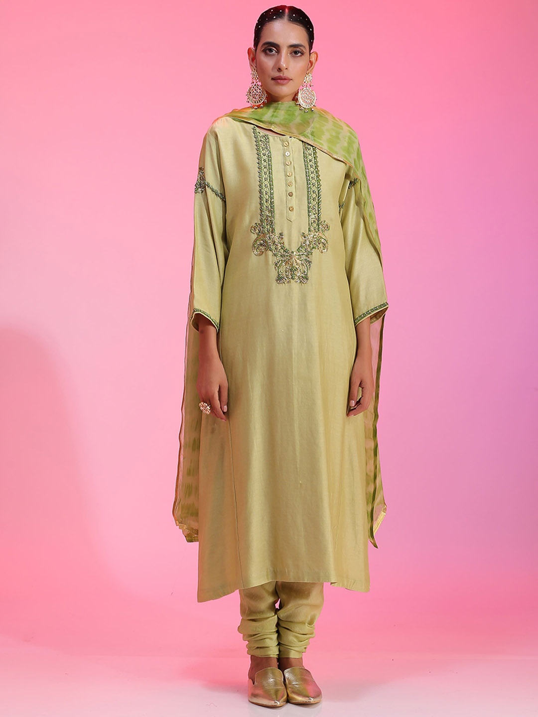 KUDI PATAKA Floral Yoke Design Regular Thread Work Chanderi Silk Kurta with Churidar, Green
KUDI PATAKA Floral Yoke Design Regular Thread Work Chanderi Silk Kurta with Churidar, Green