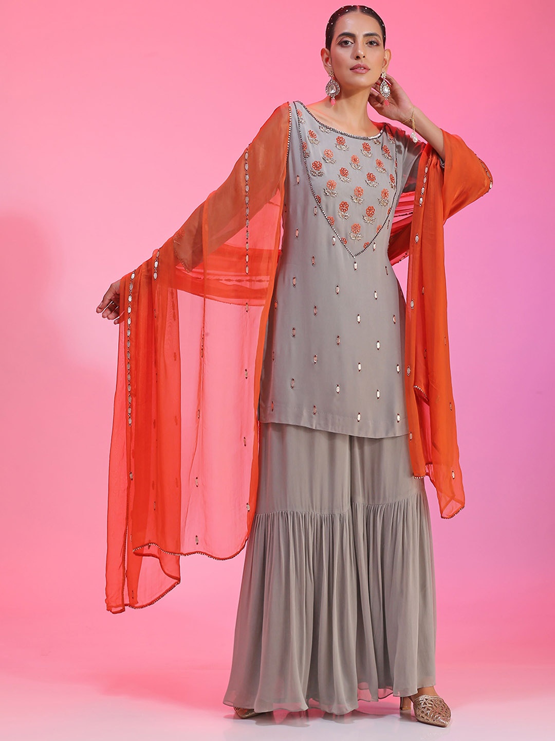 KUDI PATAKA Floral Embroidered Regular Thread Work Kurti with Palazzos & Dupatta, Grey
KUDI PATAKA Floral Embroidered Regular Thread Work Kurti with Palazzos & Dupatta, Grey