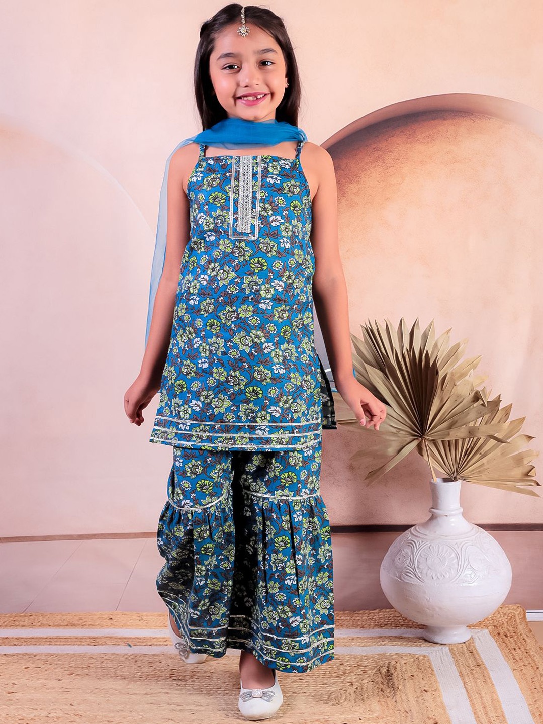 JUNITOS Girls Floral Printed Pure Cotton Straight Kurta With Sharara & Dupatta, Turquoise blue
JUNITOS Girls Floral Printed Pure Cotton Straight Kurta With Sharara & Dupatta, Turquoise blue