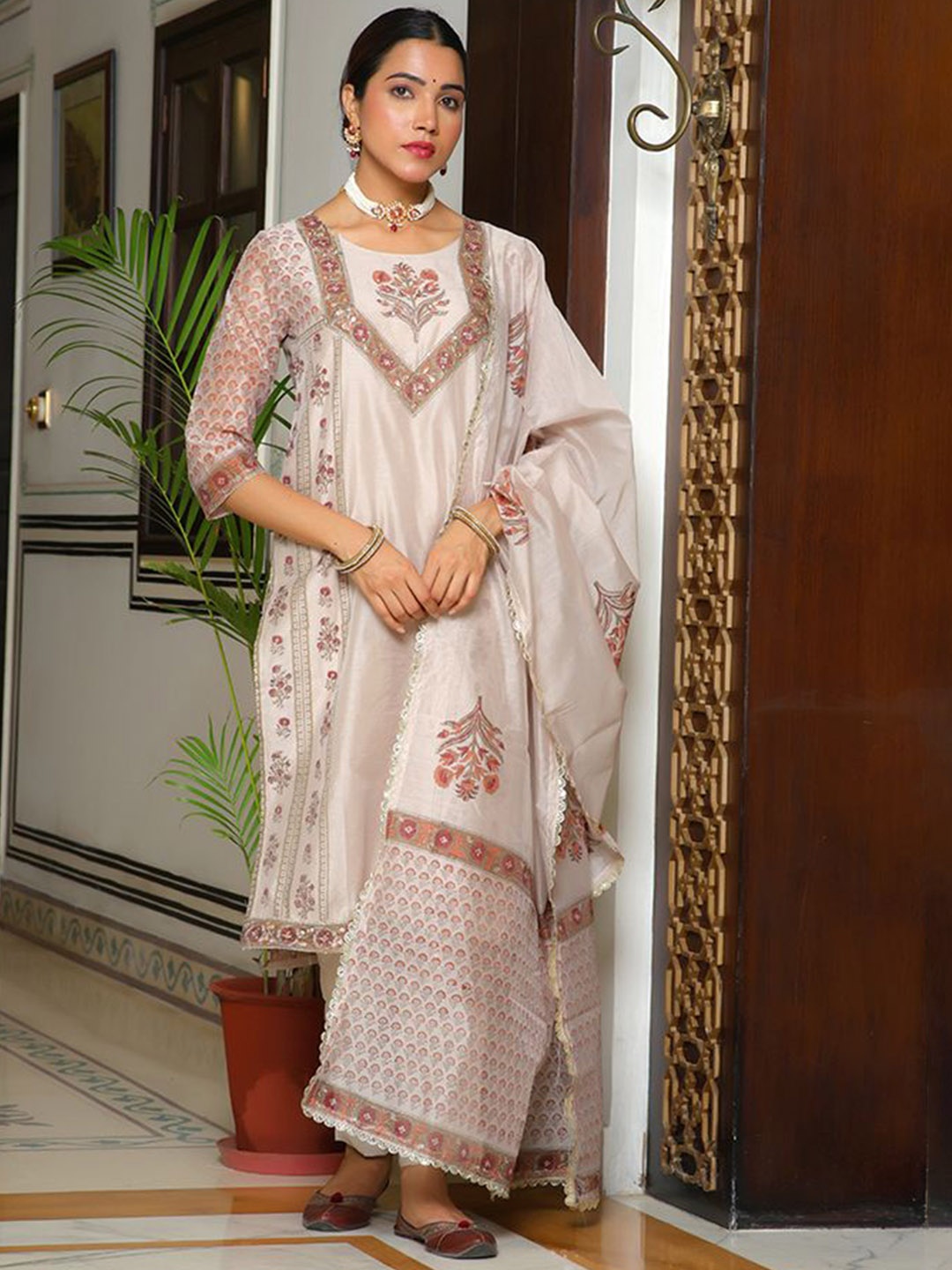 VAASVA JAIPUR Floral Printed Gotta Patti Straight Kurta With Trousers & Dupatta, Grey
VAASVA JAIPUR Floral Printed Gotta Patti Straight Kurta With Trousers & Dupatta, Grey