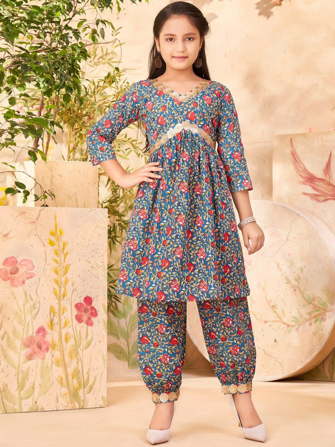 Aarika Girls Floral Printed Regular Sequinned Pure Cotton Kurta with Patiala, Teal
Aarika Girls Floral Printed Regular Sequinned Pure Cotton Kurta with Patiala, Teal