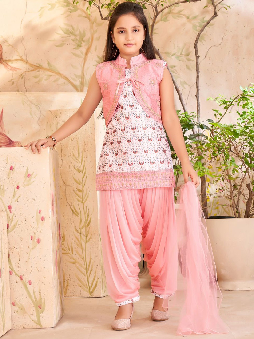 Aarika Girls Ethnic Motifs Printed Regular Straight Kurti With Patiala & Dupatta & Jacket, Peach
Aarika Girls Ethnic Motifs Printed Regular Straight Kurti With Patiala & Dupatta & Jacket, Peach