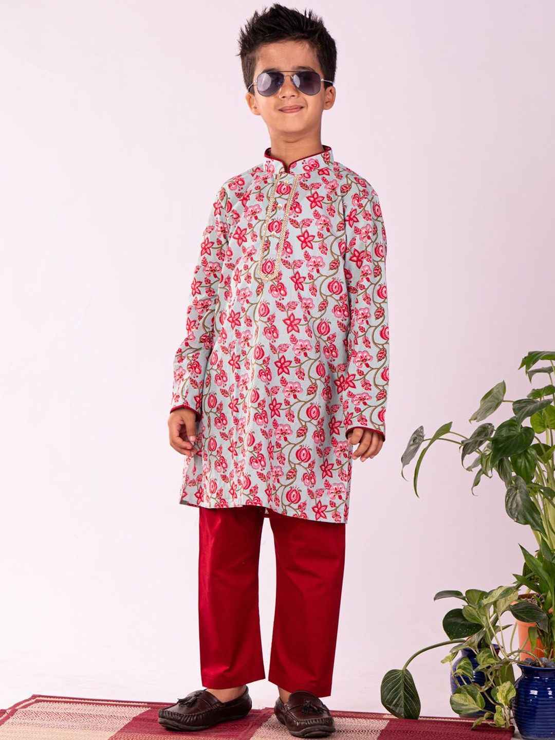 VASTRAMAY Boys Floral Printed Gotta Patti Pure Cotton Straight Kurta with Trousers, Blue
VASTRAMAY Boys Floral Printed Gotta Patti Pure Cotton Straight Kurta with Trousers, Blue