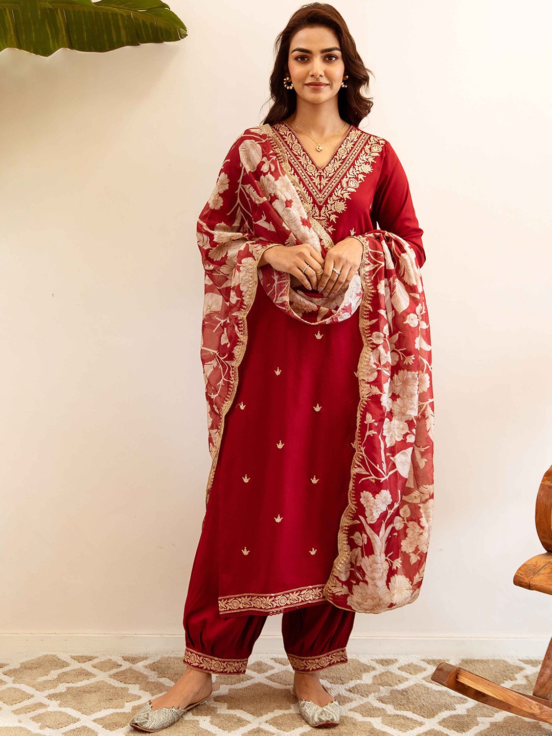 KALINI Floral Printed Embroidered Sequinned Straight Kurta with Salwar & Dupatta, Maroon
KALINI Floral Printed Embroidered Sequinned Straight Kurta with Salwar & Dupatta, Maroon