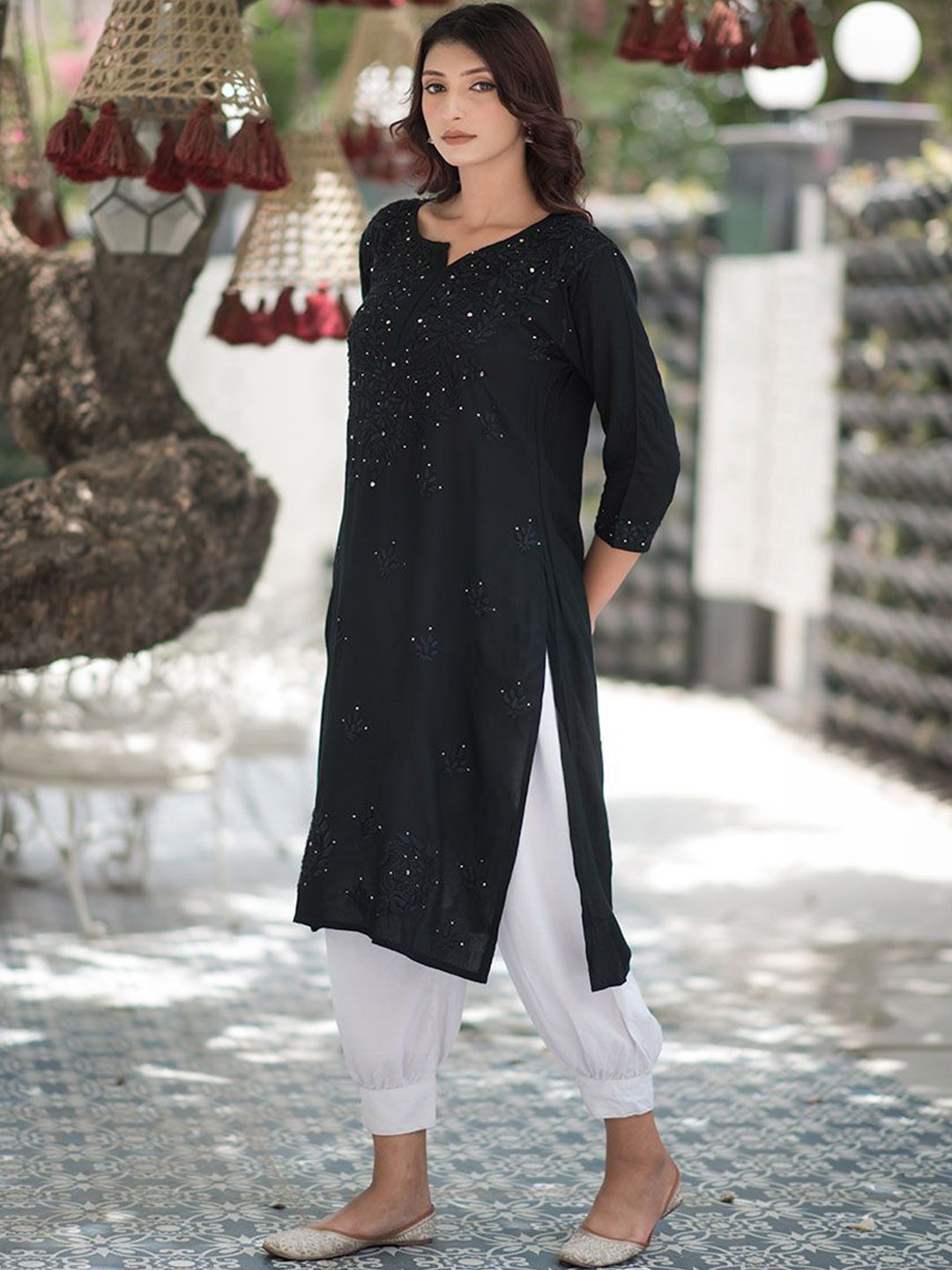 Rangreza Ethnic Floral Embroidered Chikankari Notched Round Neck Straight Kurta, Black
Rangreza Ethnic Floral Embroidered Chikankari Notched Round Neck Straight Kurta, Black