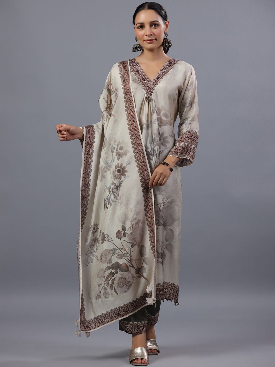Amchoor Floral Printed Regular Beads and Stones Kurta With Trousers & Dupatta, Beige
Amchoor Floral Printed Regular Beads and Stones Kurta With Trousers & Dupatta, Beige