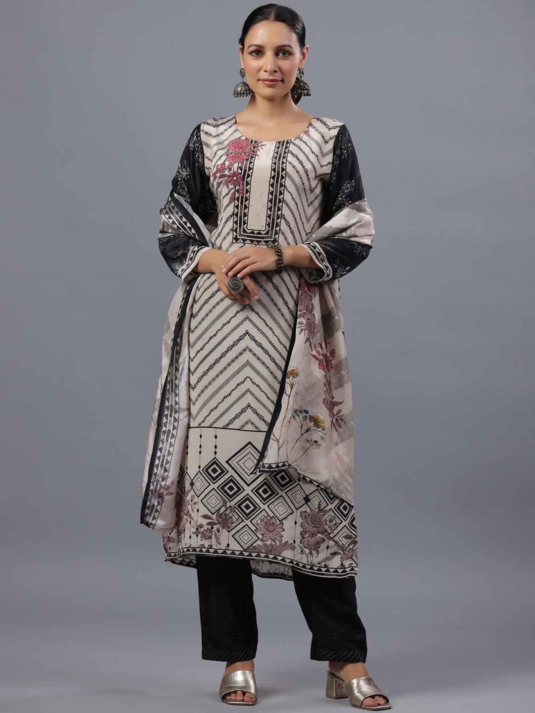 Amchoor Chevron Printed Regular Beads and Stones Kurta With Trousers & Dupatta, Beige
Amchoor Chevron Printed Regular Beads and Stones Kurta With Trousers & Dupatta, Beige