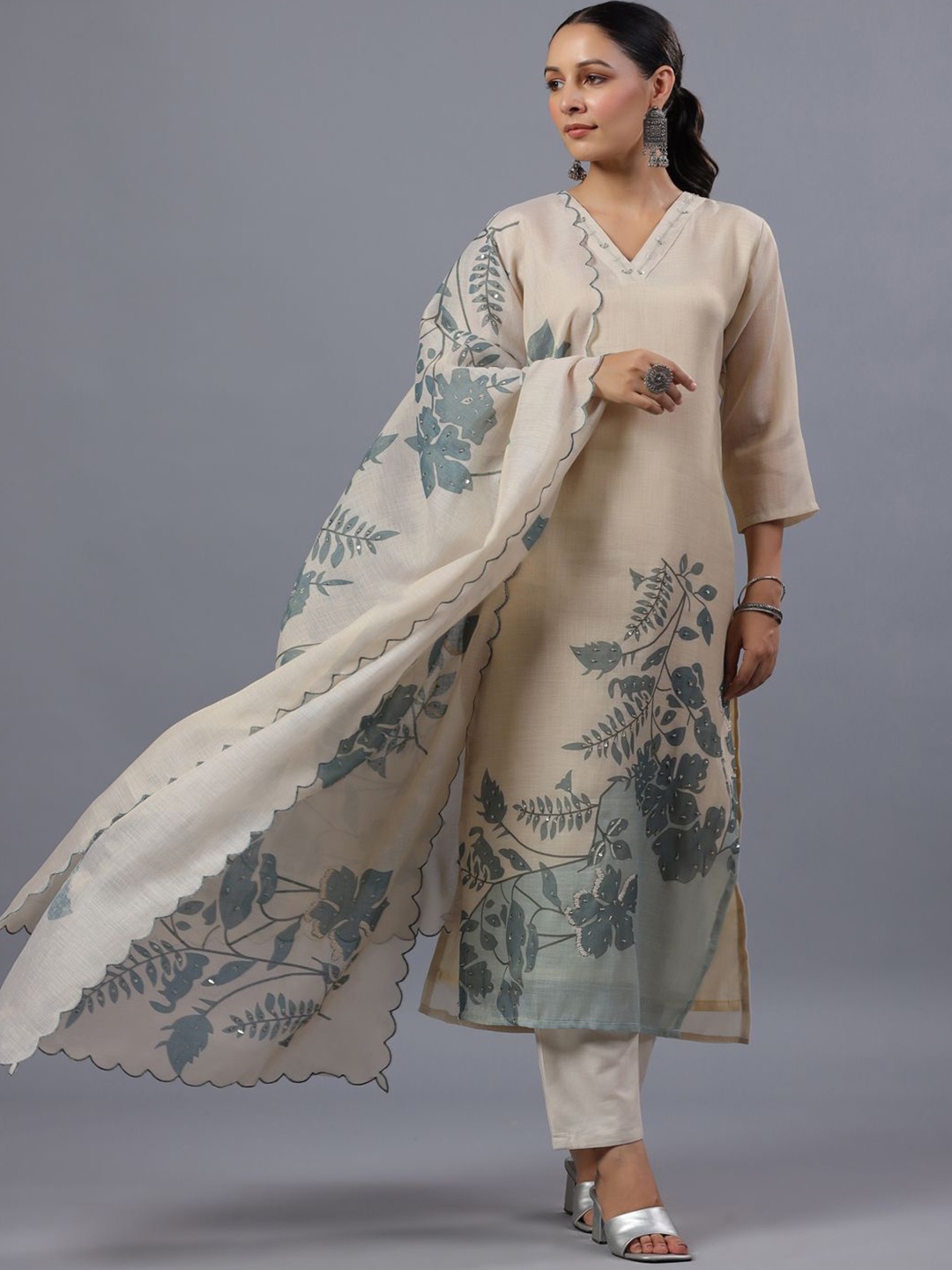 Amchoor Floral Printed Sequinned Tissue Straight Kurta With Trousers & Dupatta, Beige
Amchoor Floral Printed Sequinned Tissue Straight Kurta With Trousers & Dupatta, Beige