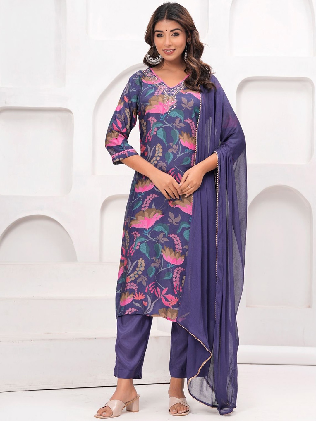 EtnicaWear Floral Printed V-Neck Beads and Stones Kurta with Trousers & Dupatta, Blue
EtnicaWear Floral Printed V-Neck Beads and Stones Kurta with Trousers & Dupatta, Blue
