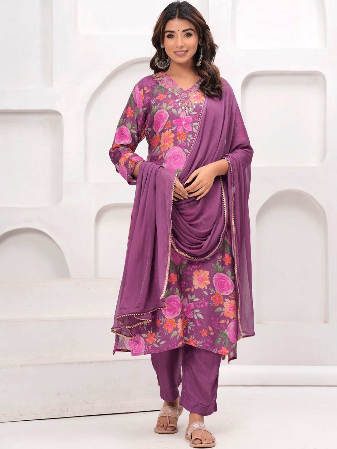 EtnicaWear Floral Printed V-Neck Beads and Stones Pure Wool Kurta with Trousers & Dupatta, Purple
EtnicaWear Floral Printed V-Neck Beads and Stones Pure Wool Kurta with Trousers & Dupatta, Purple