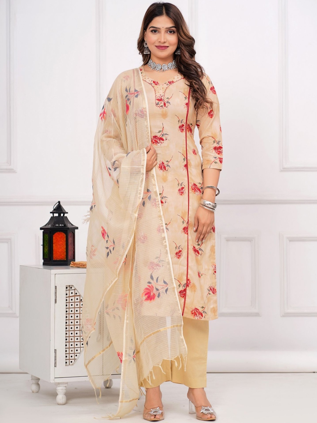 EtnicaWear Floral Printed V-Neck Beads and Stones Pure Wool Kurta with Trousers & Dupatta, Beige
EtnicaWear Floral Printed V-Neck Beads and Stones Pure Wool Kurta with Trousers & Dupatta, Beige