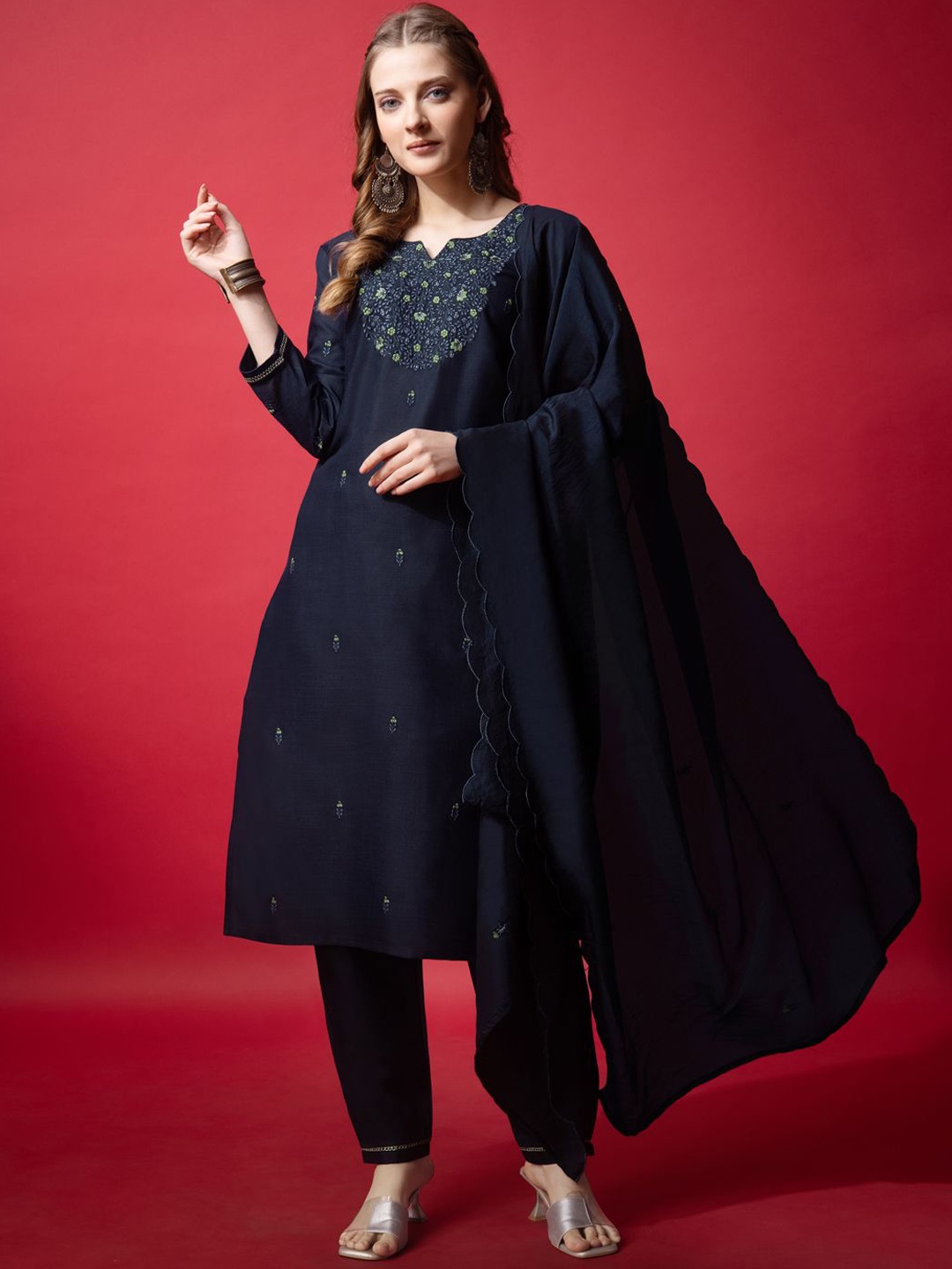 ARADHNA Ethnic Motifs Yoke Design Thread Work Straight Kurta With Trousers & Dupatta, Navy blue
ARADHNA Ethnic Motifs Yoke Design Thread Work Straight Kurta With Trousers & Dupatta, Navy blue