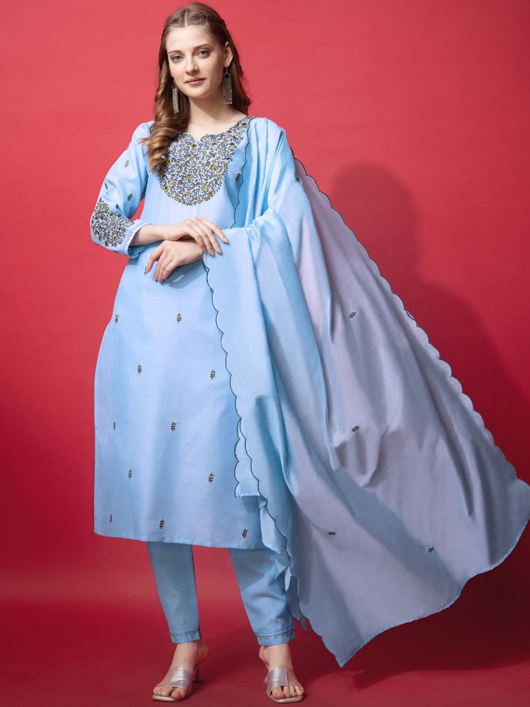 ARADHNA Ethnic Motifs Yoke Design Thread Work Straight Kurta With Trousers & Dupatta, Blue
ARADHNA Ethnic Motifs Yoke Design Thread Work Straight Kurta With Trousers & Dupatta, Blue