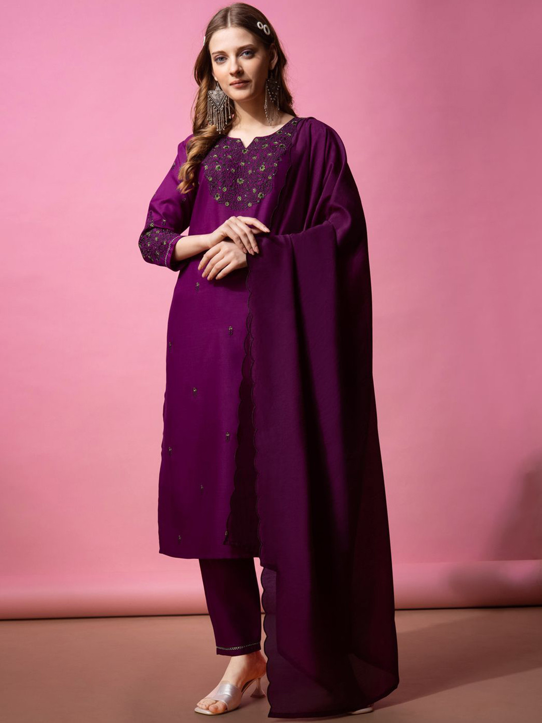 ARADHNA Ethnic Motifs Yoke Design Thread Work Straight Kurta With Trousers & Dupatta, Purple
ARADHNA Ethnic Motifs Yoke Design Thread Work Straight Kurta With Trousers & Dupatta, Purple