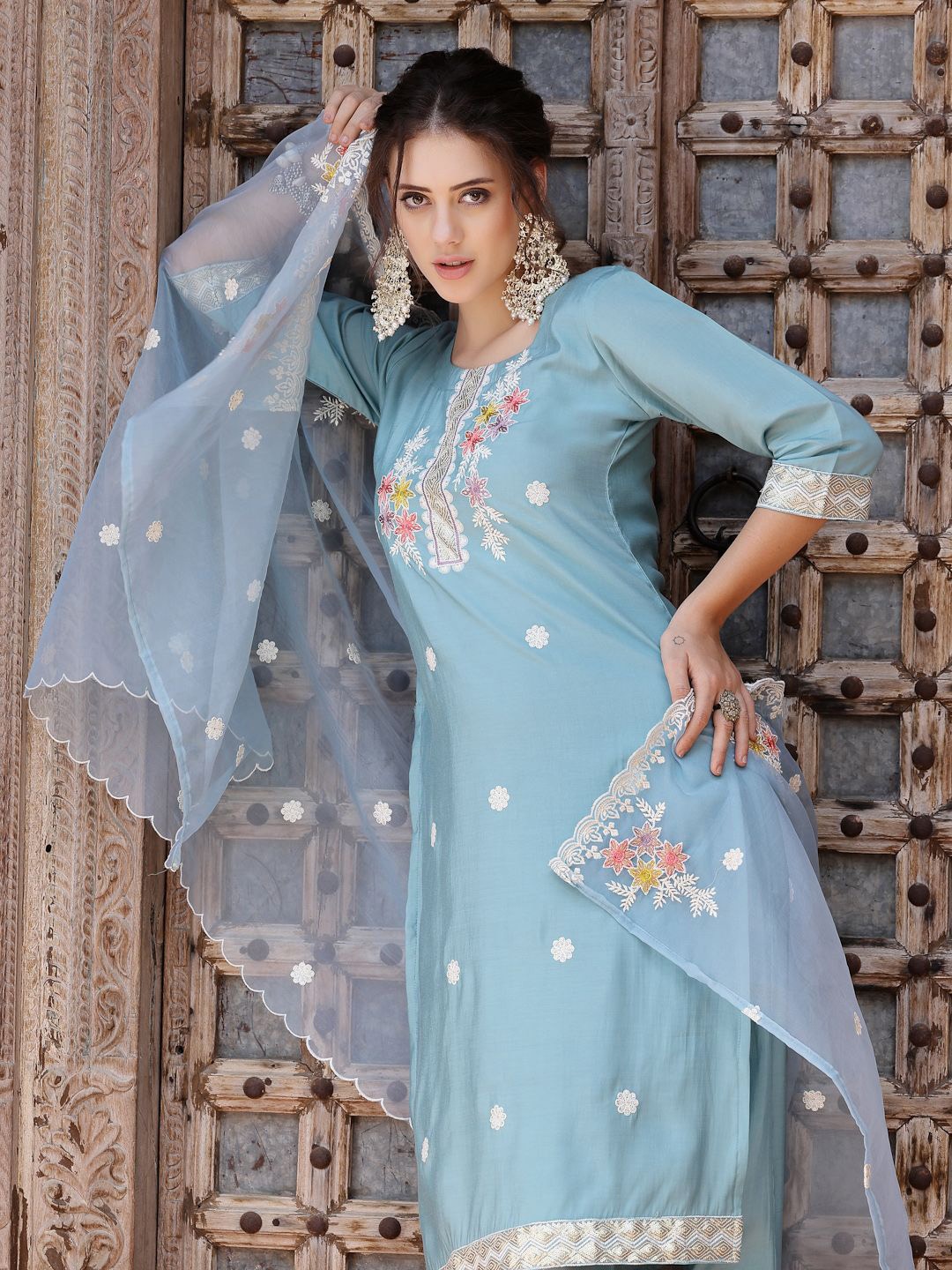 Stylum Floral Embroidered Regular Beads and Stones Kurta With Trousers & Dupatta, Blue
Stylum Floral Embroidered Regular Beads and Stones Kurta With Trousers & Dupatta, Blue
