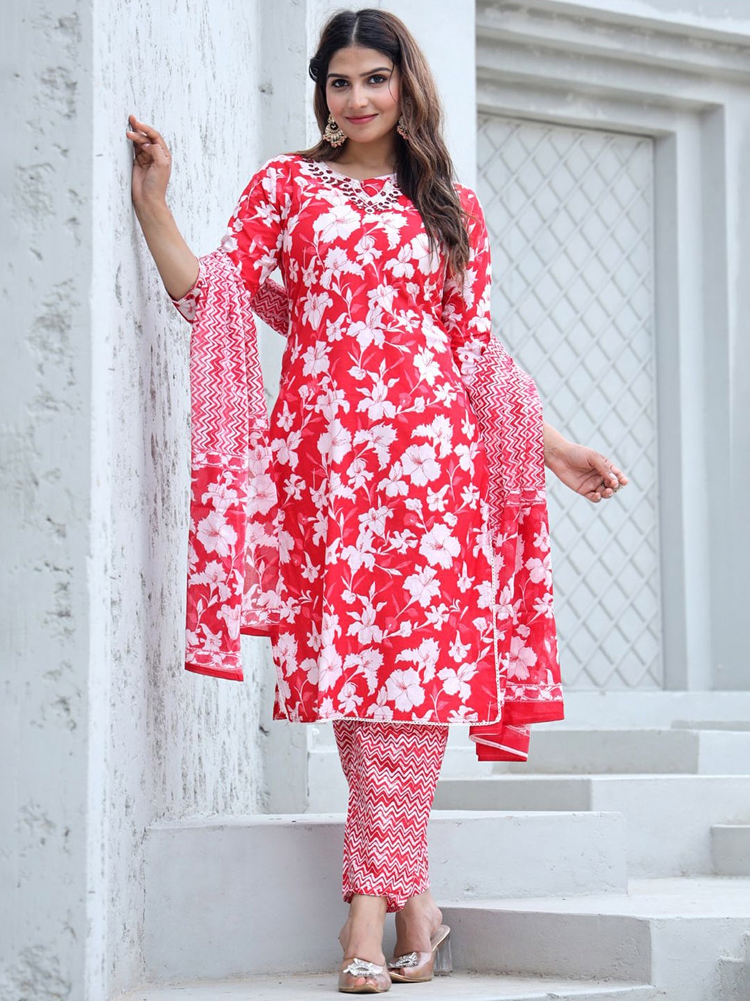 IkDaiya Floral Printed Straight Mirror Work Pure Cotton Kurta with Trousers & Dupatta, Red
IkDaiya Floral Printed Straight Mirror Work Pure Cotton Kurta with Trousers & Dupatta, Red
