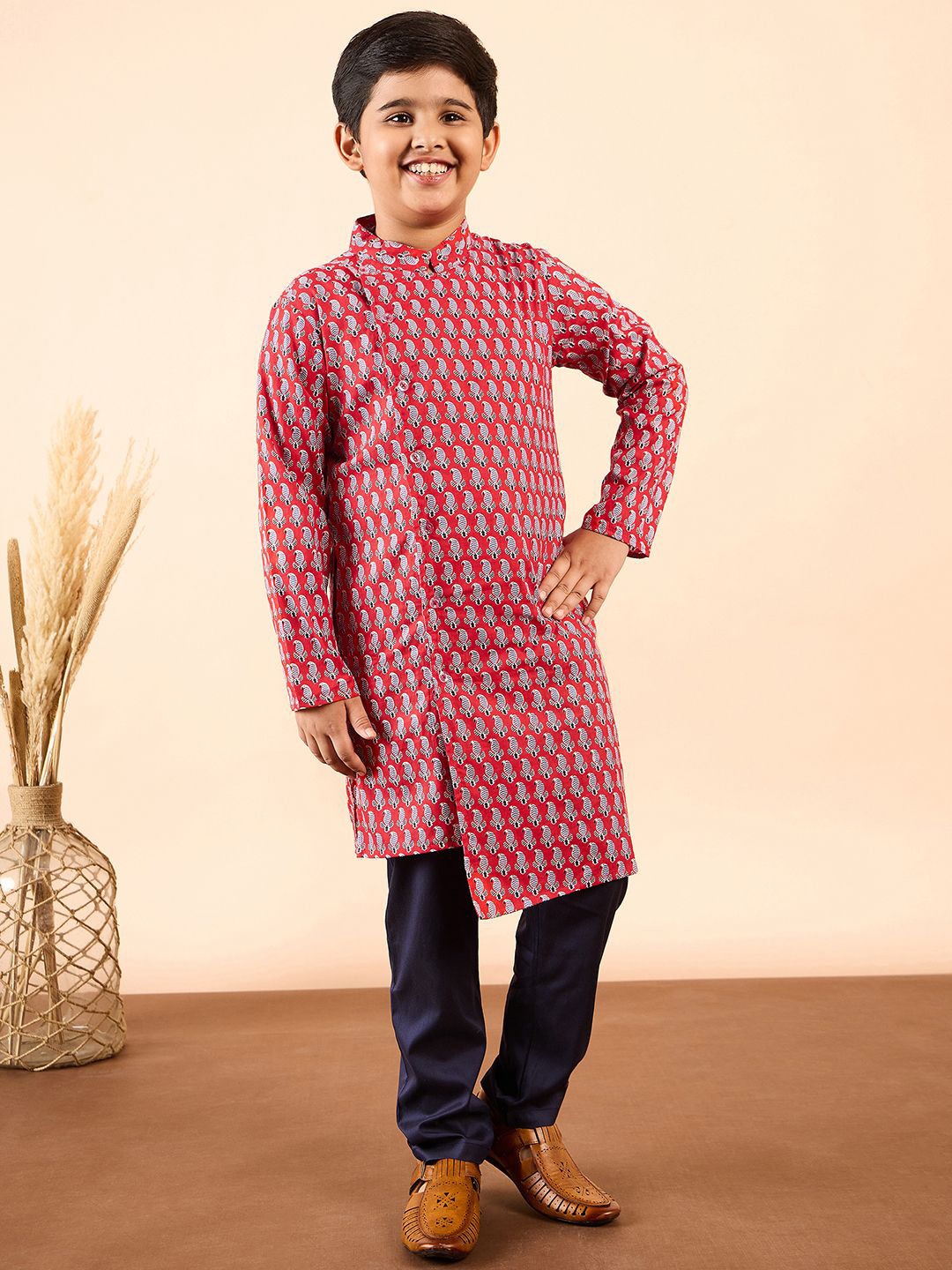 Stylo Bug Boys Ethnic Motifs Printed Mandarin Collar Angrakha Kurta with Pyjamas, Red
Stylo Bug Boys Ethnic Motifs Printed Mandarin Collar Angrakha Kurta with Pyjamas, Red