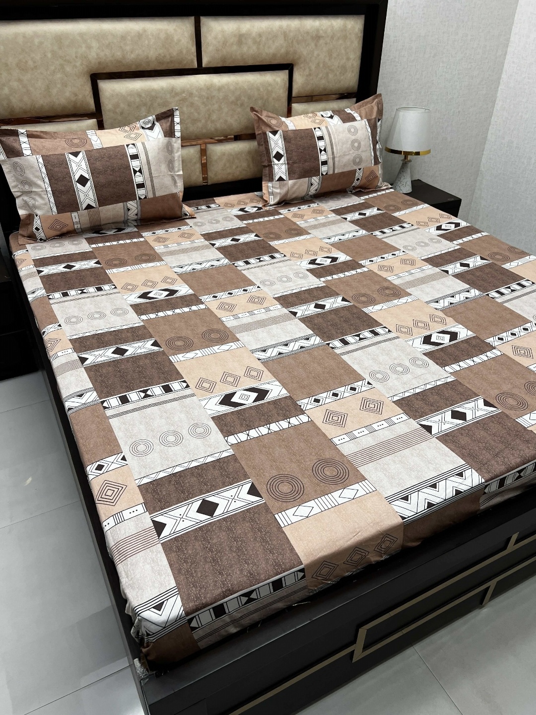 Pure Decor Brown & White Geometric Pure Cotton Fitted King Bedsheet with 2 Pillow Covers
Pure Decor Brown & White Geometric Pure Cotton Fitted King Bedsheet with 2 Pillow Covers
