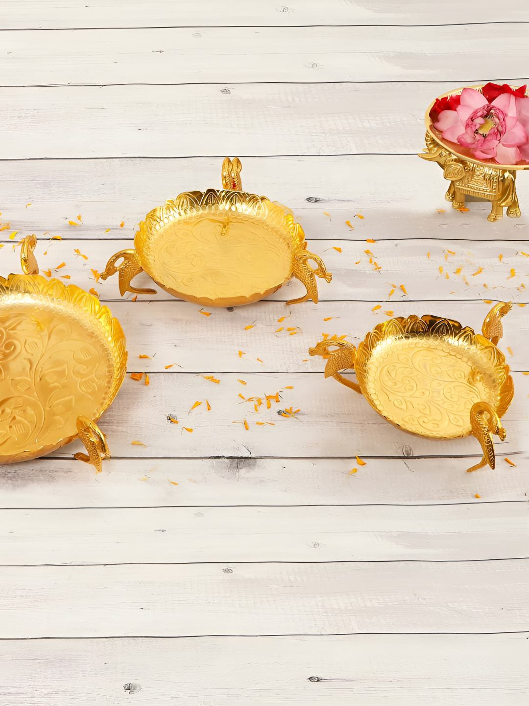 THE HOME CO. Gold Toned 3 Pieces Textured Aluminium Floating Flower Decoration Bowls
THE HOME CO. Gold Toned 3 Pieces Textured Aluminium Floating Flower Decoration Bowls