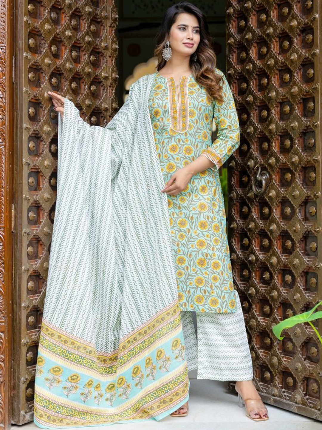 Aaysa Kurti Floral Printed Straight Pure Cotton Kurta with Palazzos & Dupatta, Green
Aaysa Kurti Floral Printed Straight Pure Cotton Kurta with Palazzos & Dupatta, Green