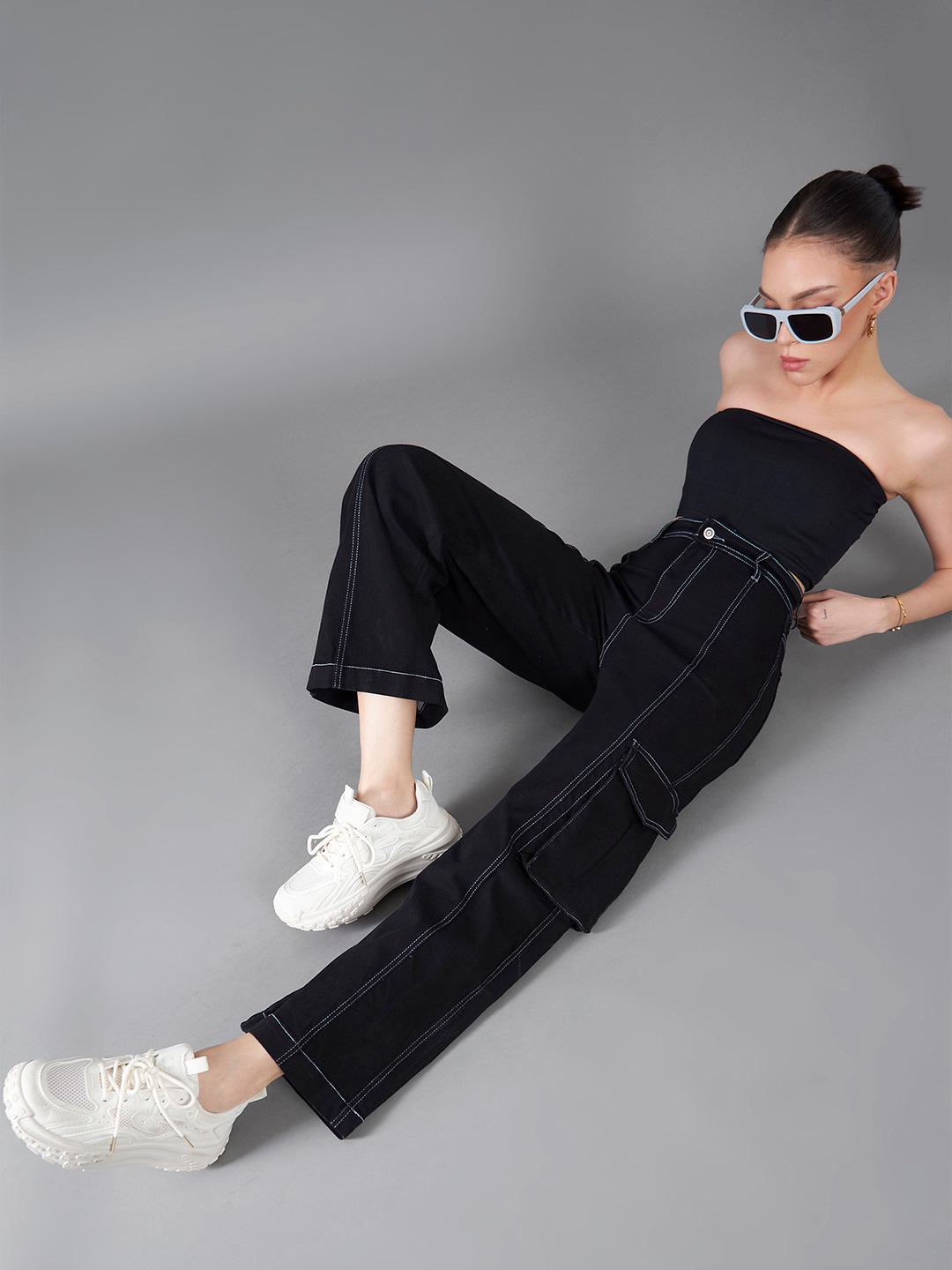 DOLCE CRUDO Wide-Leg High-Rise Regular-Length Stretchable Patch-Pocketed Denim Jeans, Black
DOLCE CRUDO Wide-Leg High-Rise Regular-Length Stretchable Patch-Pocketed Denim Jeans, Black