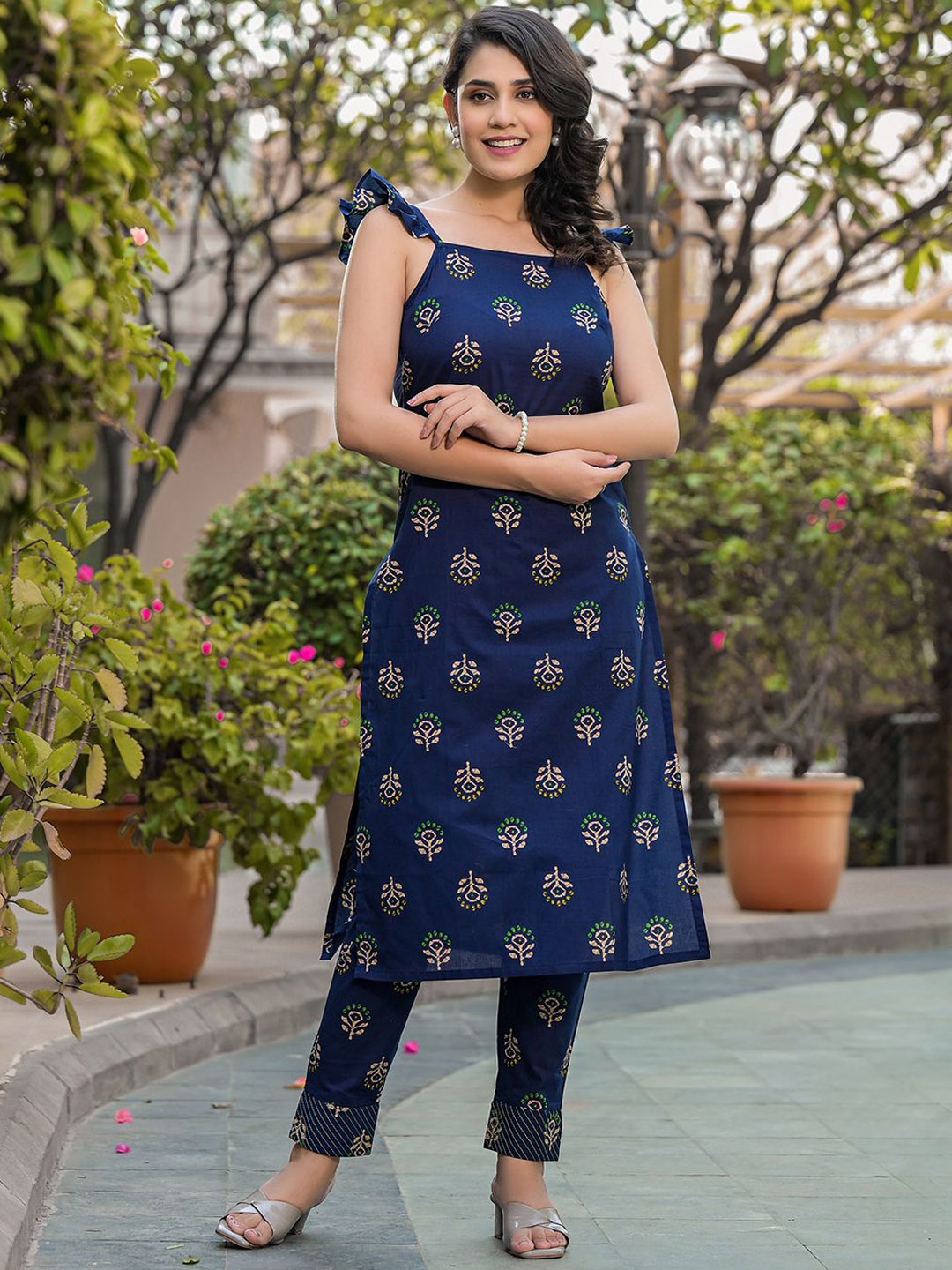 AKS Ethnic Motifs Printed Square Neck Regular Pure Cotton Straight Kurta With Trousers, Navy blue
AKS Ethnic Motifs Printed Square Neck Regular Pure Cotton Straight Kurta With Trousers, Navy blue