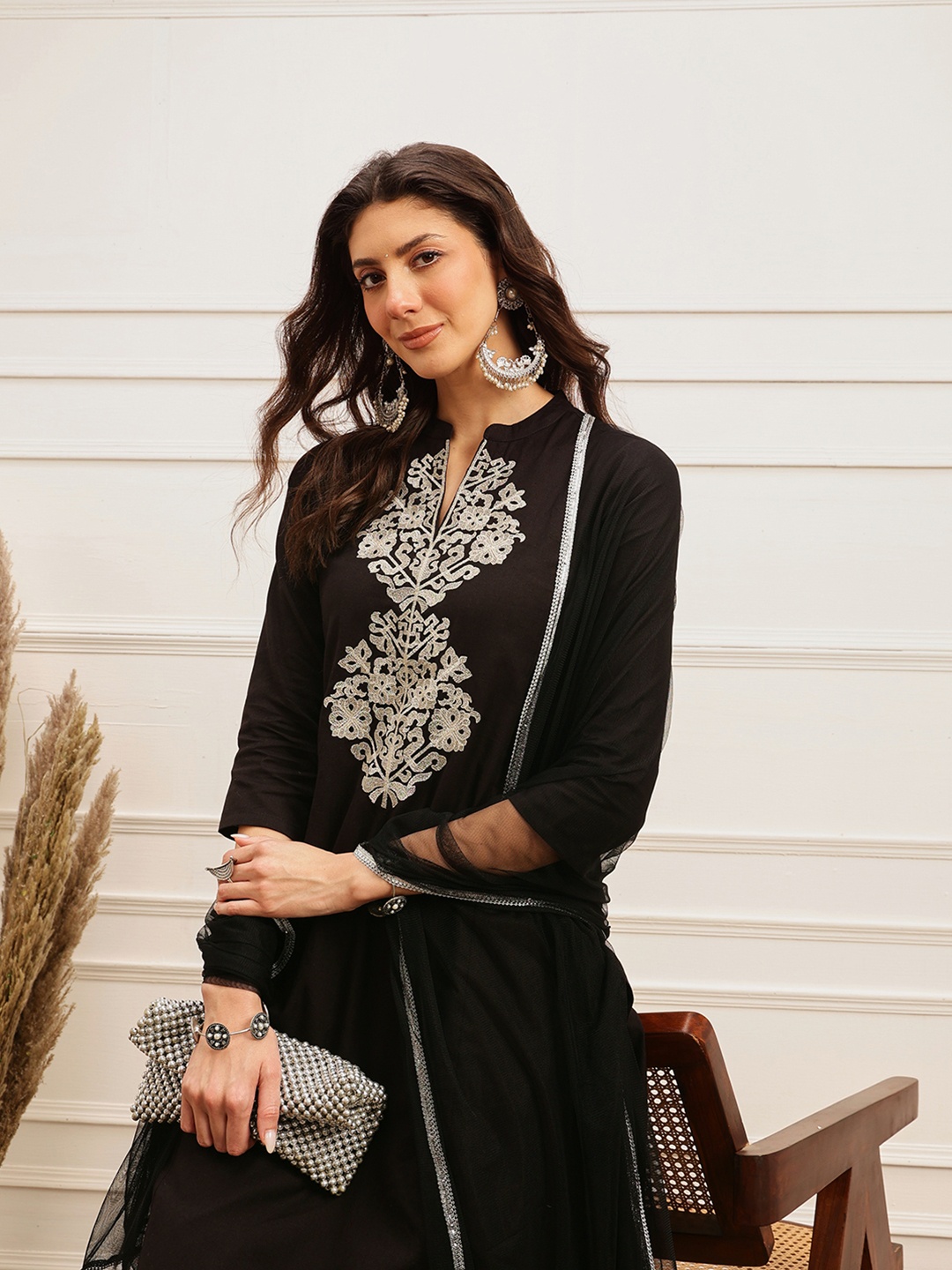 BARARA ETHNIC Floral Embroidered Mandarin Collar Linen Straight Kurta & Trouser & Dupatta, Black
BARARA ETHNIC Floral Embroidered Mandarin Collar Linen Straight Kurta & Trouser & Dupatta, Black