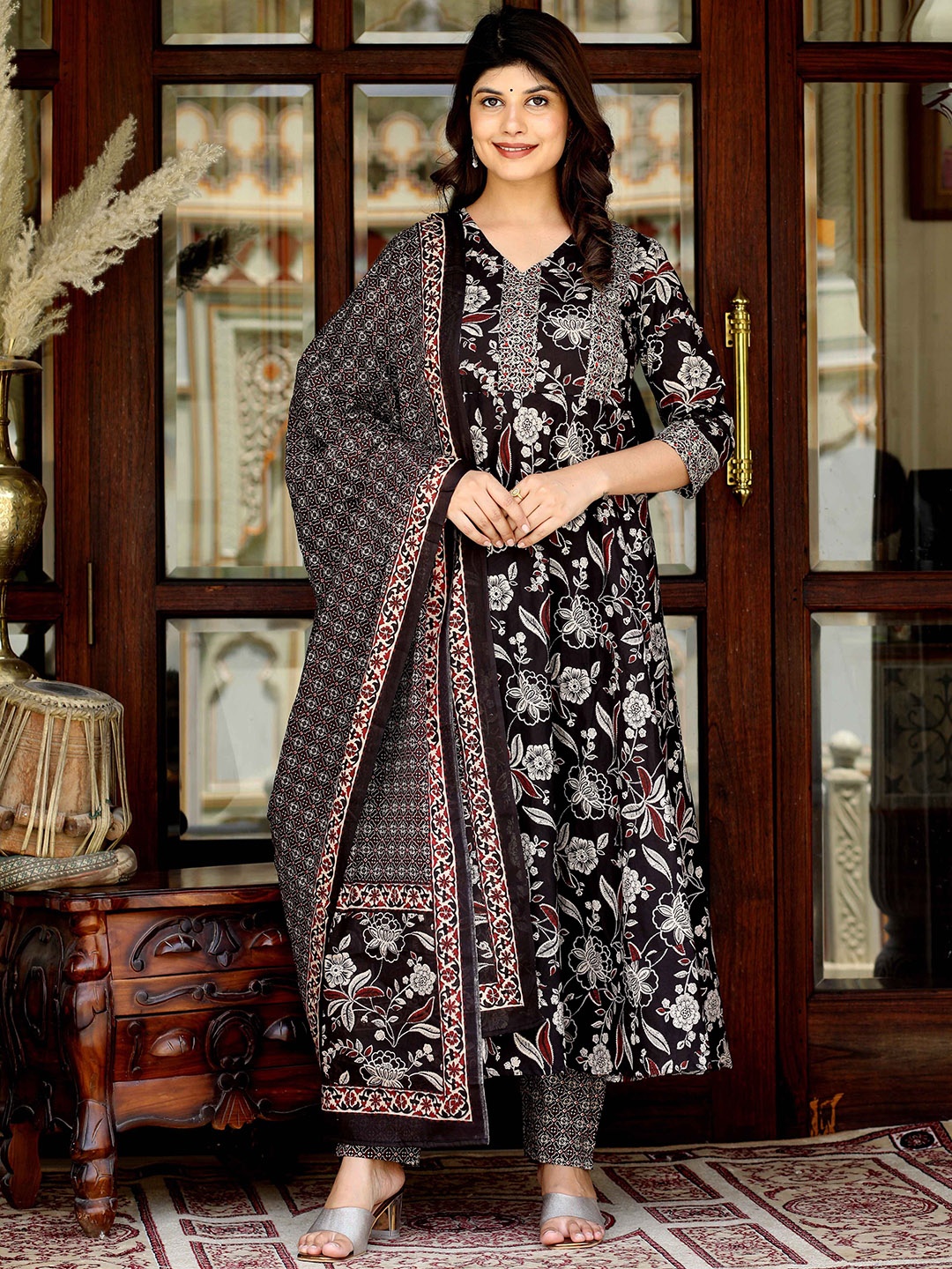 MIRAVAN Floral Printed Regular Pure Cotton Anarkali Kurta With Palazzos & Dupatta, Black
MIRAVAN Floral Printed Regular Pure Cotton Anarkali Kurta With Palazzos & Dupatta, Black