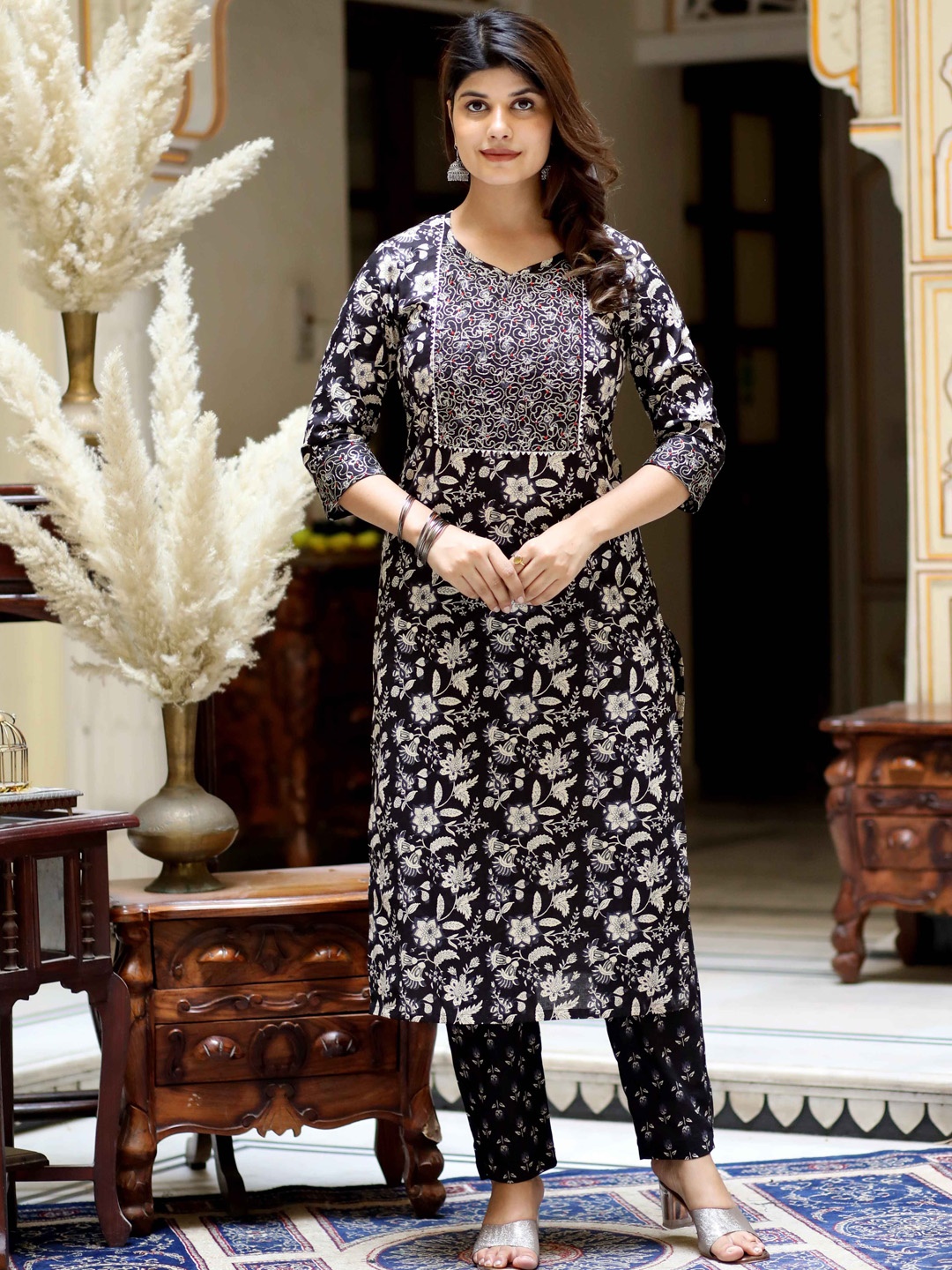 MIRAVAN Floral Printed Pure Cotton Zari Work Sweetheart Neck Straight Kurta With Palazzos, Black
MIRAVAN Floral Printed Pure Cotton Zari Work Sweetheart Neck Straight Kurta With Palazzos, Black