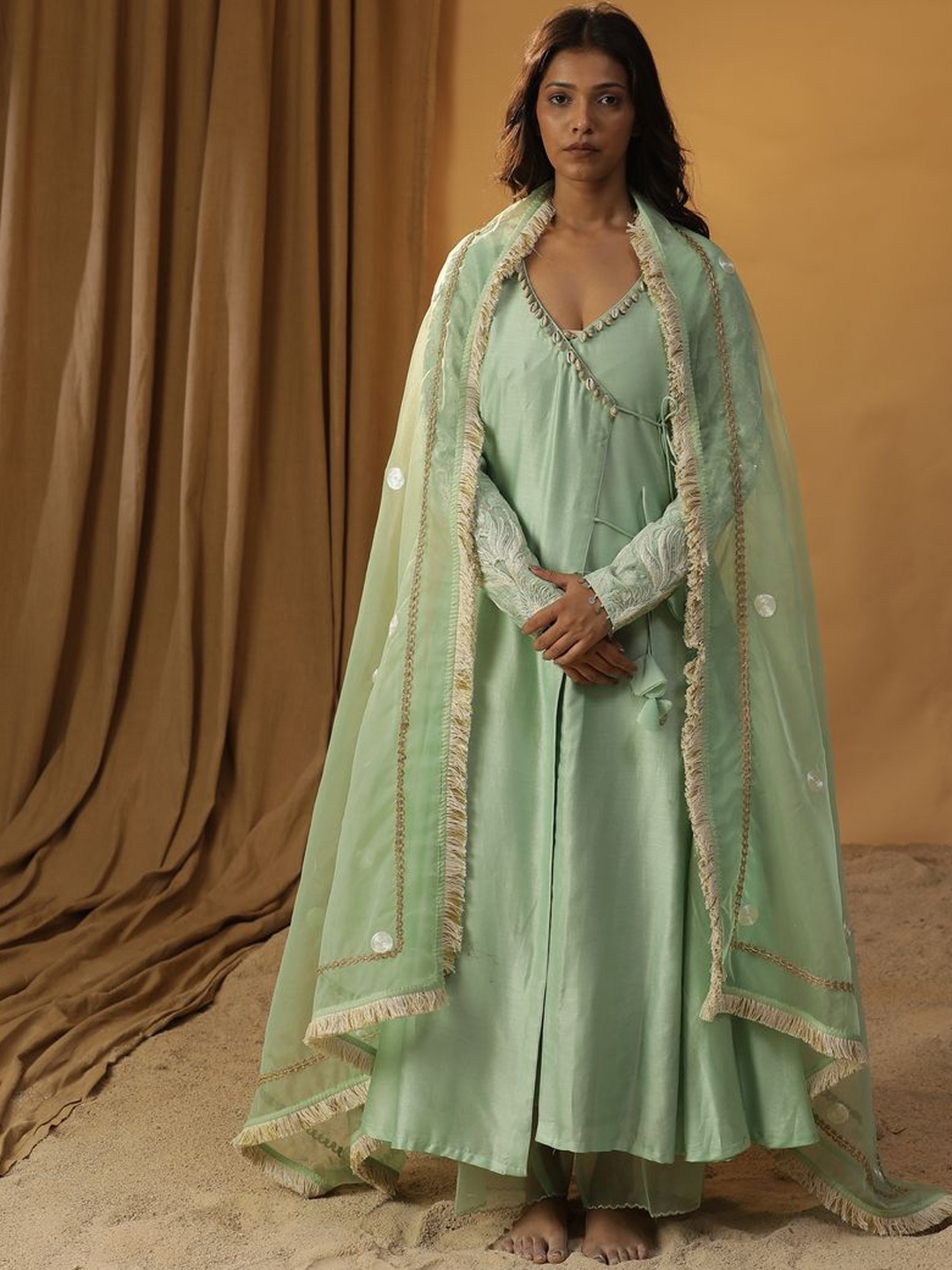 ARPITA SULAKSHANA Sequinned V-Neck Angrakha Chanderi Silk Kurta With Trousers & Dupatta, Green
ARPITA SULAKSHANA Sequinned V-Neck Angrakha Chanderi Silk Kurta With Trousers & Dupatta, Green