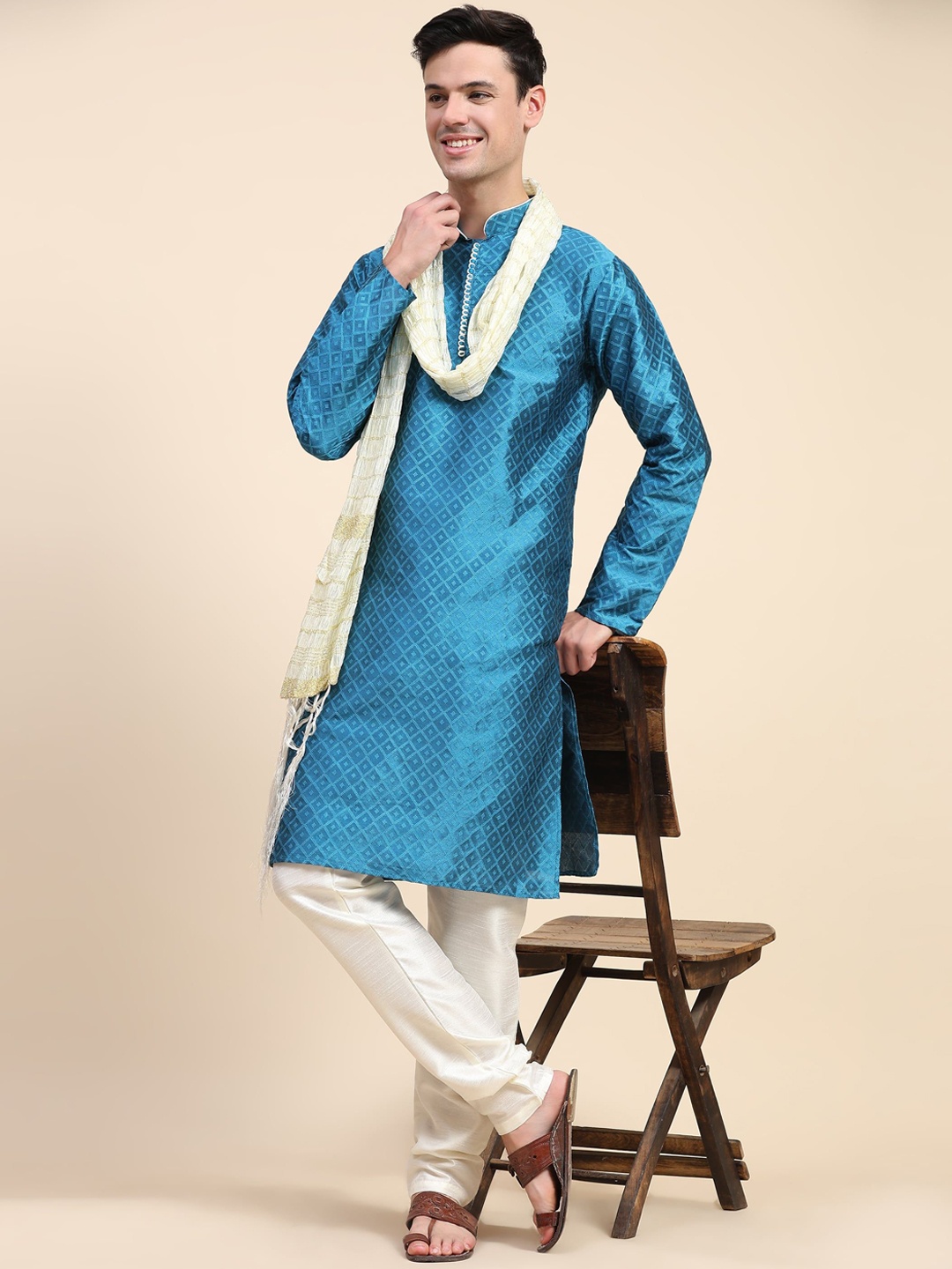 Enciger Ethnic Motifs Woven Design Mandarin Collar Straight Kurta with Churidar & Dupatta, Turquoise blue
Enciger Ethnic Motifs Woven Design Mandarin Collar Straight Kurta with Churidar & Dupatta, Turquoise blue