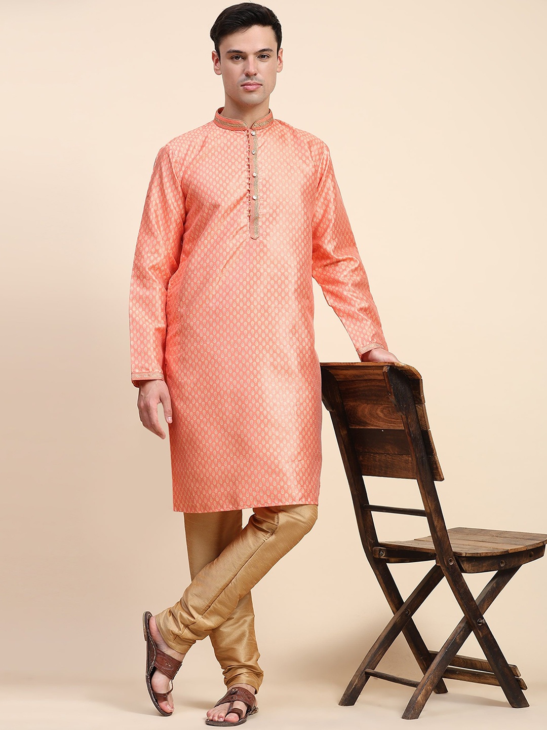 Enciger Ethnic Motifs Embroidered Mandarin Collar Straight Kurta with Churidar, Red
Enciger Ethnic Motifs Embroidered Mandarin Collar Straight Kurta with Churidar, Red