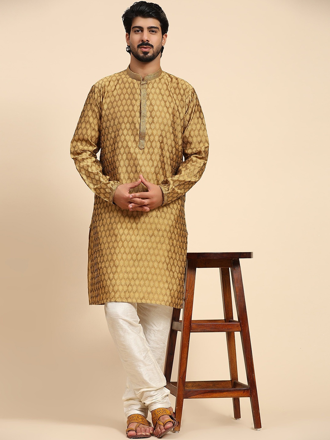 Enciger Men Ethnic Motifs Embroidered Mandarin Collar Thread Work Kurta with Churidar, Brown
Enciger Men Ethnic Motifs Embroidered Mandarin Collar Thread Work Kurta with Churidar, Brown